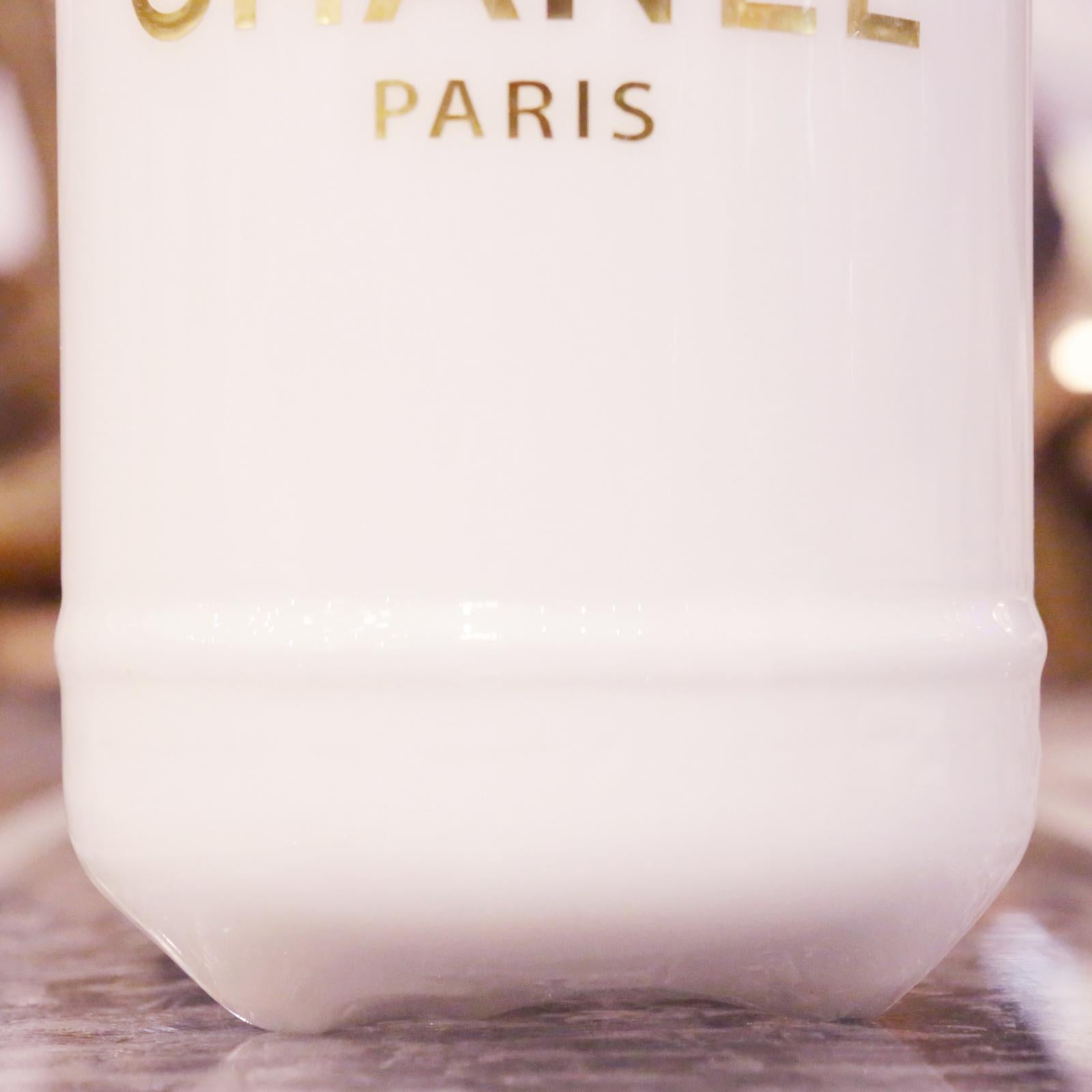 Chanel N°5 White and Gold Extinguisher In New Condition In Paris, FR