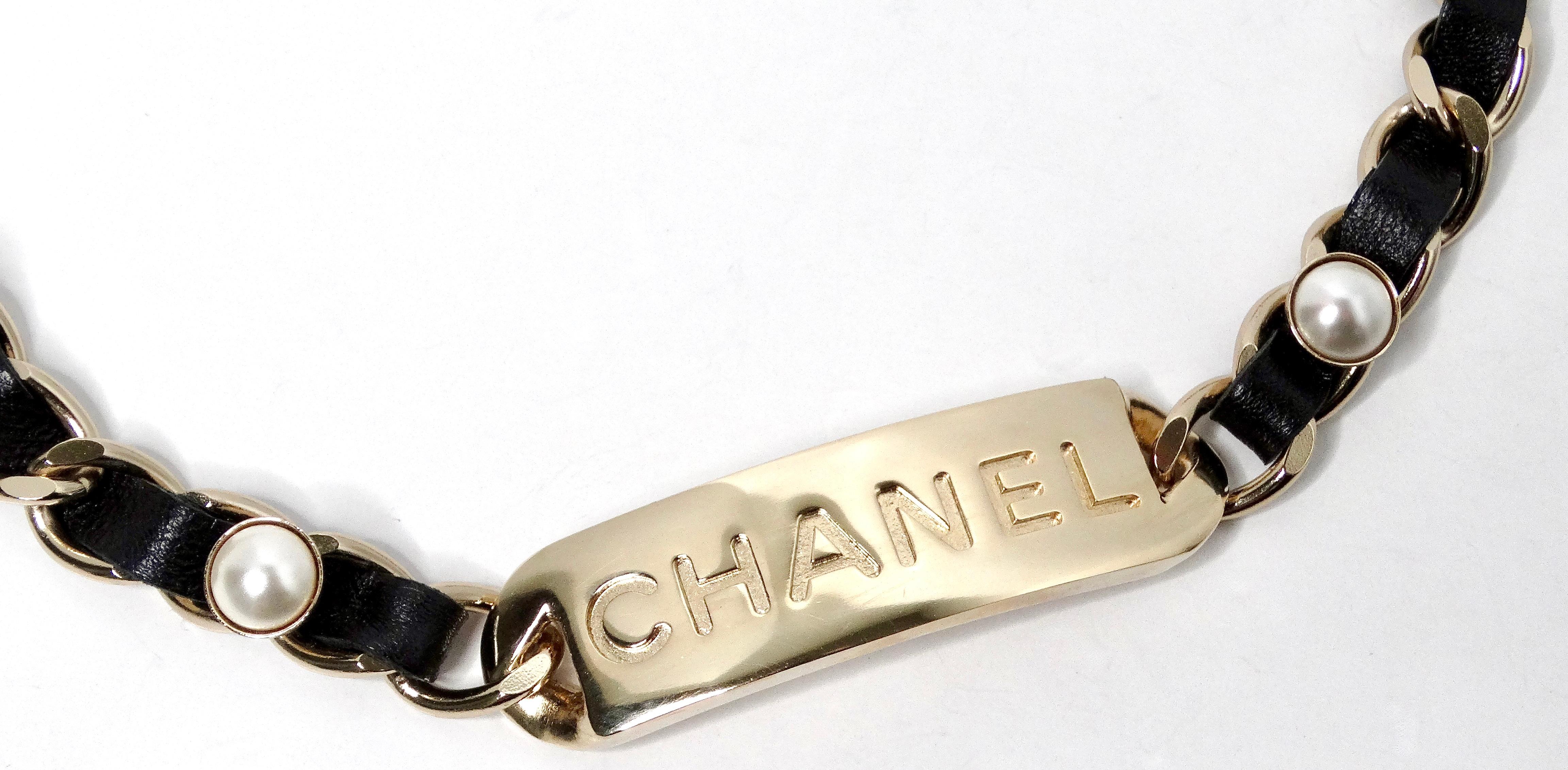 Collana Chanel con nome in pelle e perle in costume 2019 In condizioni buone in vendita a Scottsdale, AZ