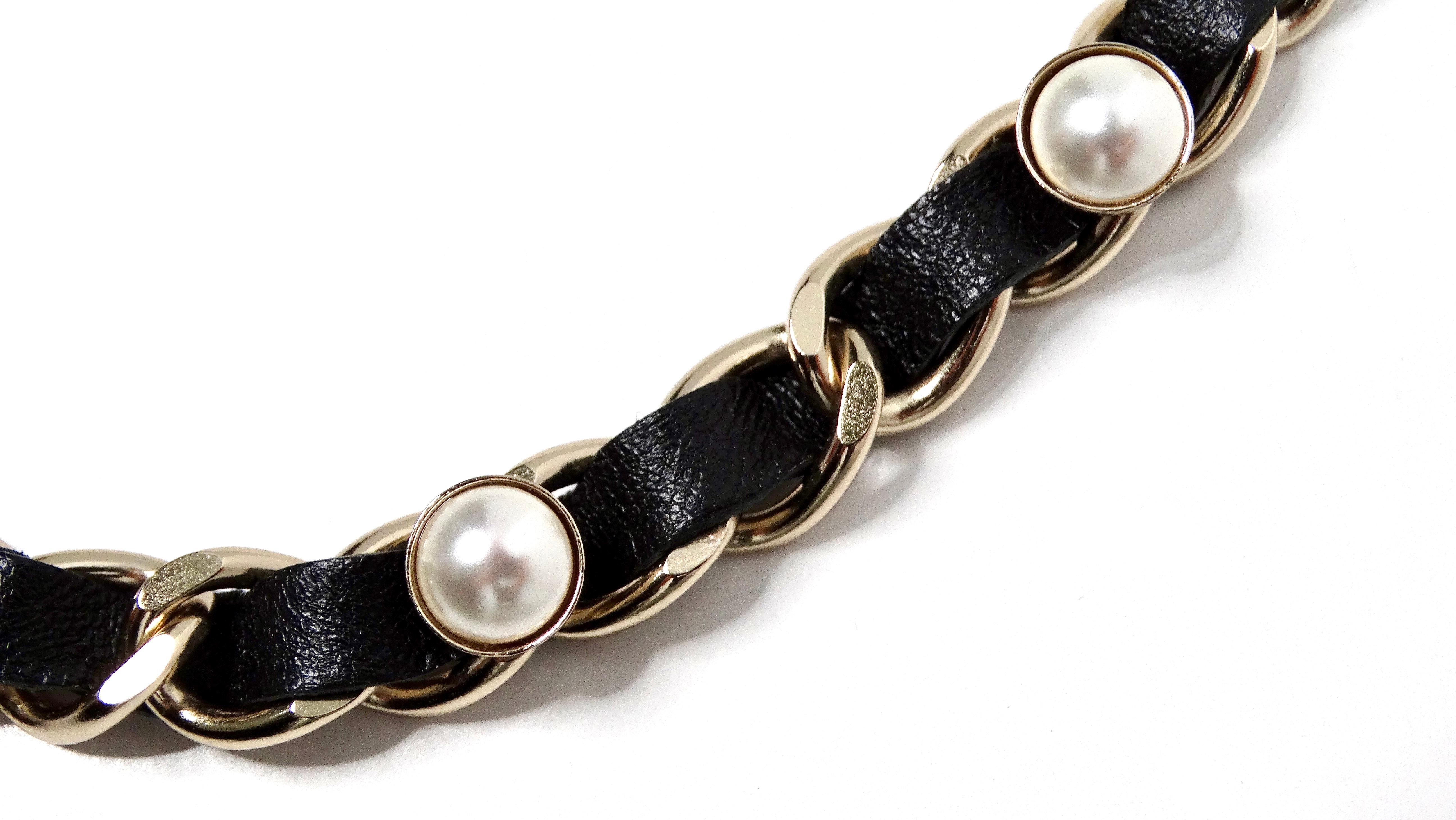 Donna Collana Chanel con nome in pelle e perle in costume 2019 in vendita
