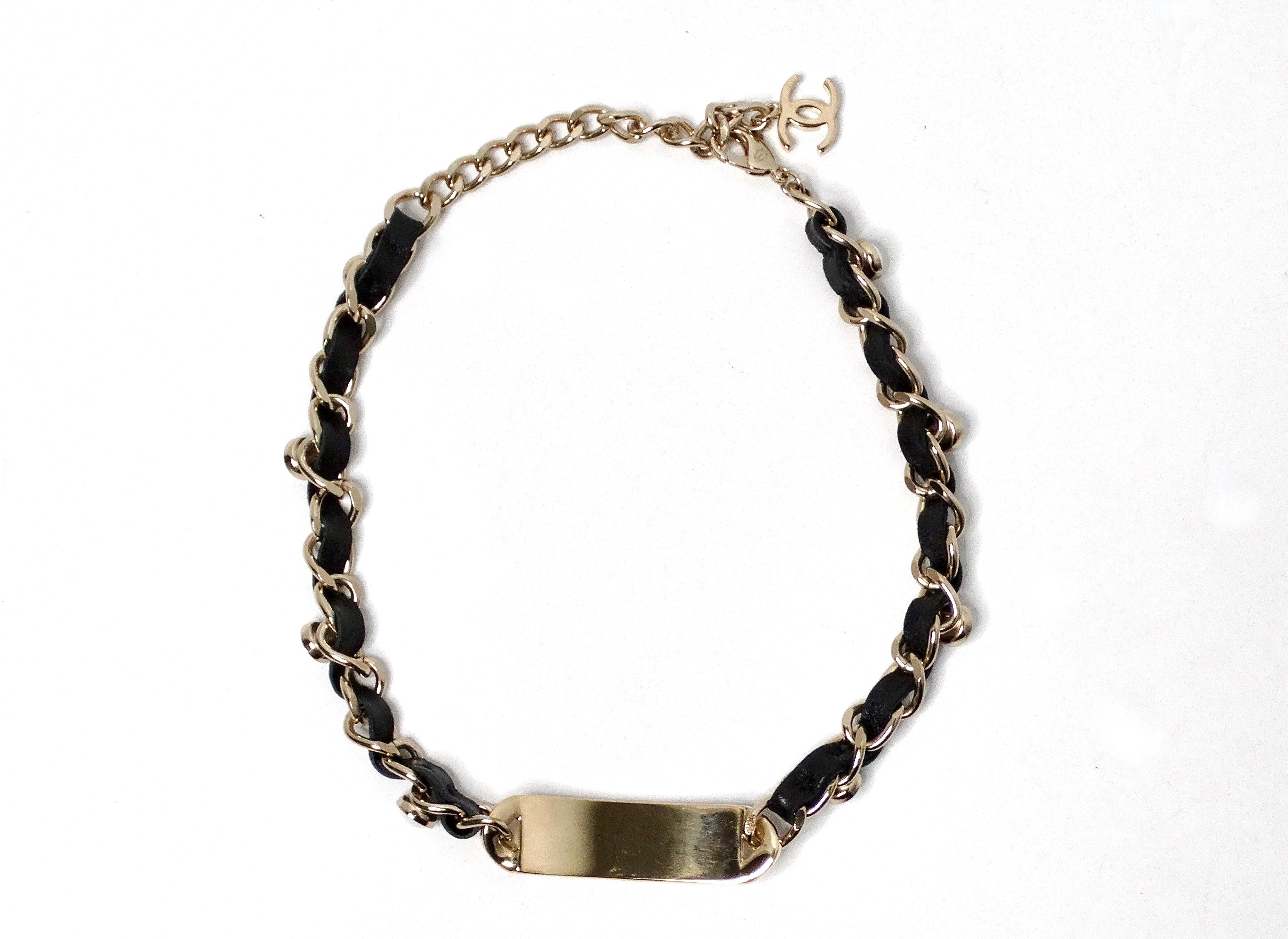 Collana Chanel con nome in pelle e perle in costume 2019 in vendita 1