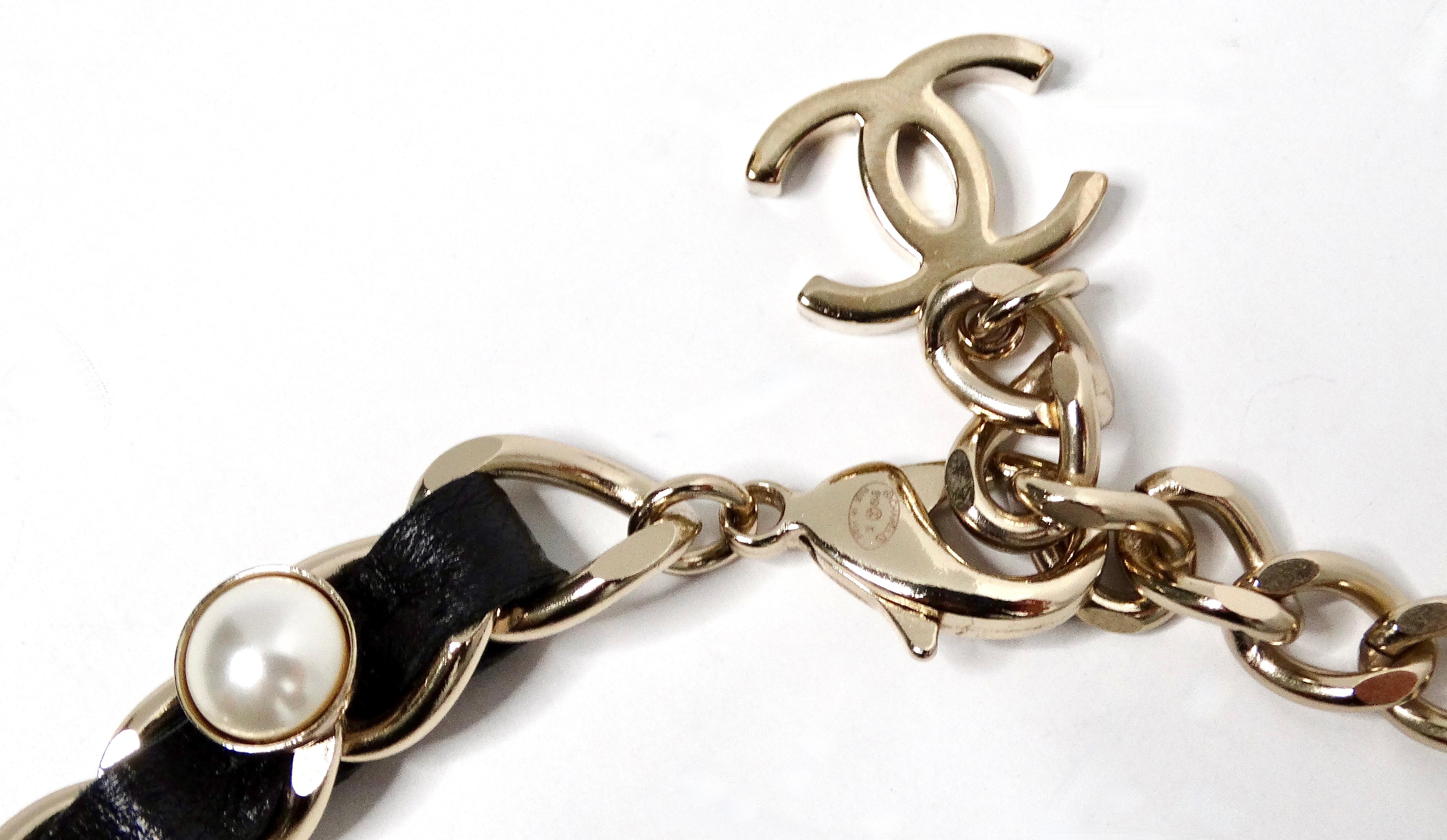 Collana Chanel con nome in pelle e perle in costume 2019 in vendita 2