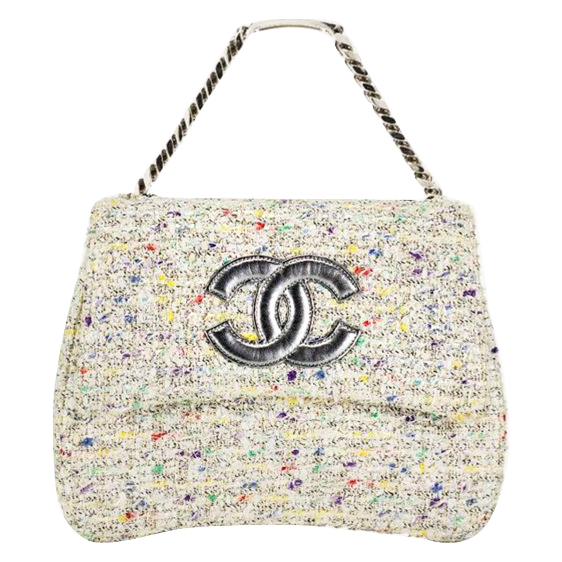 Patta Chanel in tweed a coriandoli con grande logo CC e catena con targhetta con nome

1996 {VINTAGE 28 anni}
Ferramenta in argento
Tasca interna centrale con cerniera
Tasca centrale aggiuntiva
Fodera interna in pelle di agnello bianca
Chiusura