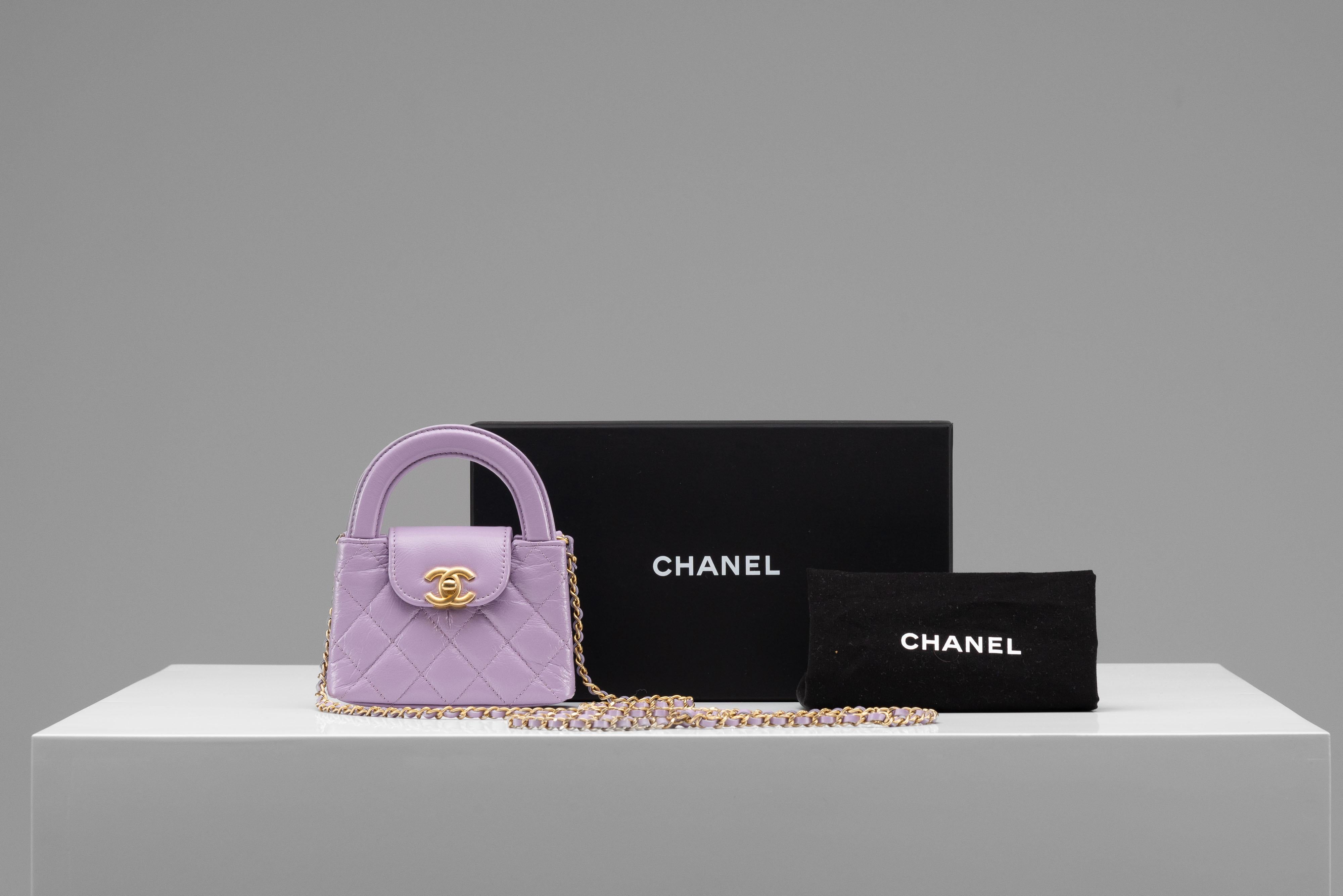 From the collection of SAVINETI we offer this NEW Chanel Nano Kelly Bag:

- Brand: Chanel
- Model: Nano Kelly
- Color: Lilac
- Year: 2024
- Condition: NEW (unused)
- Materials: Shiny aged calfskin, Brushed gold hardware
- Extras: Full-Set (Dustbag,