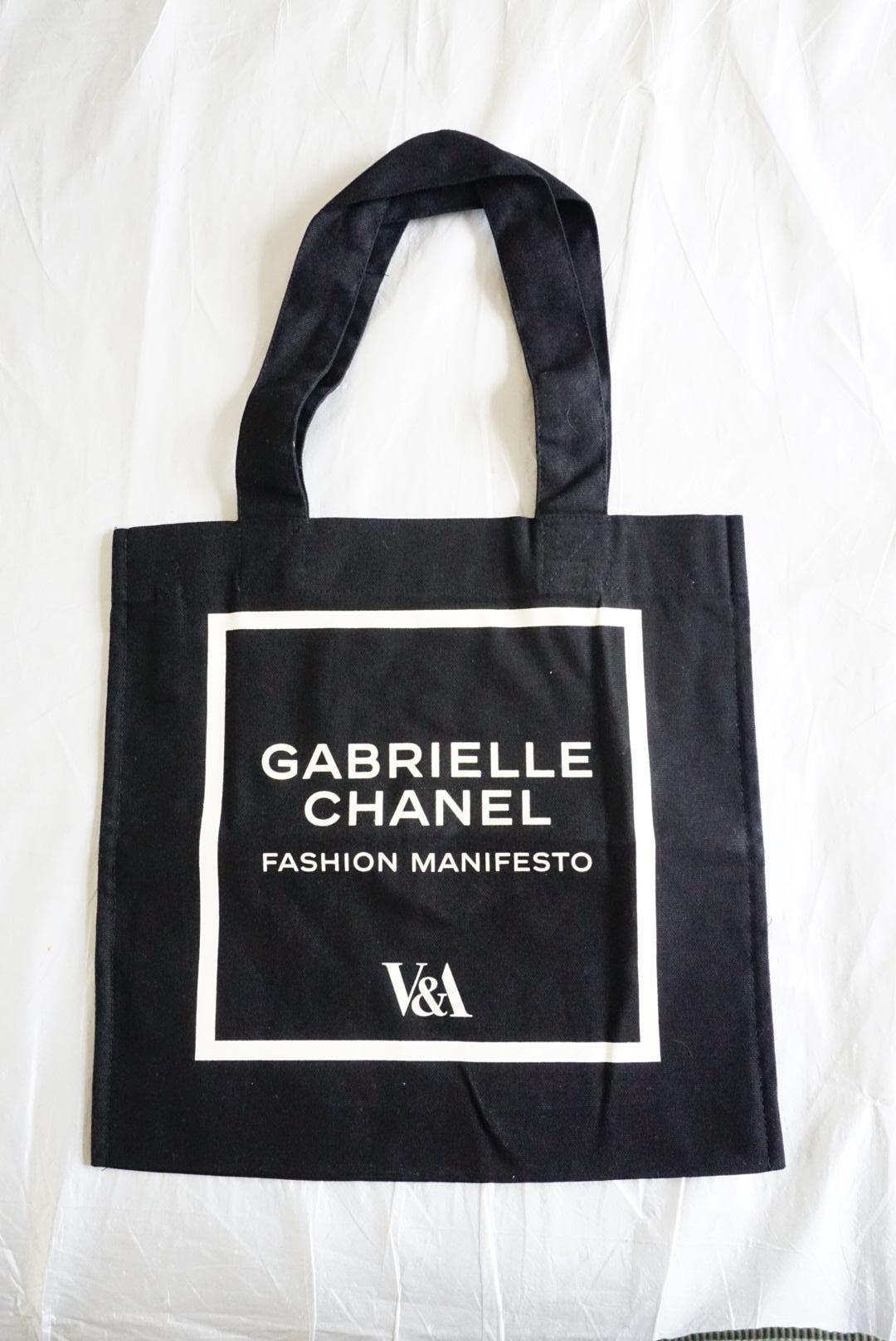 Inspiré par la sophistication chic de Gabrielle Chanel et sa mode emblématique, ce sac fourre-tout a été créé pour accompagner l'exposition Gabrielle Chanel. Fashion Manifesto au V&A South Kensington.

D'une taille unique dans la gamme V.I.I., il