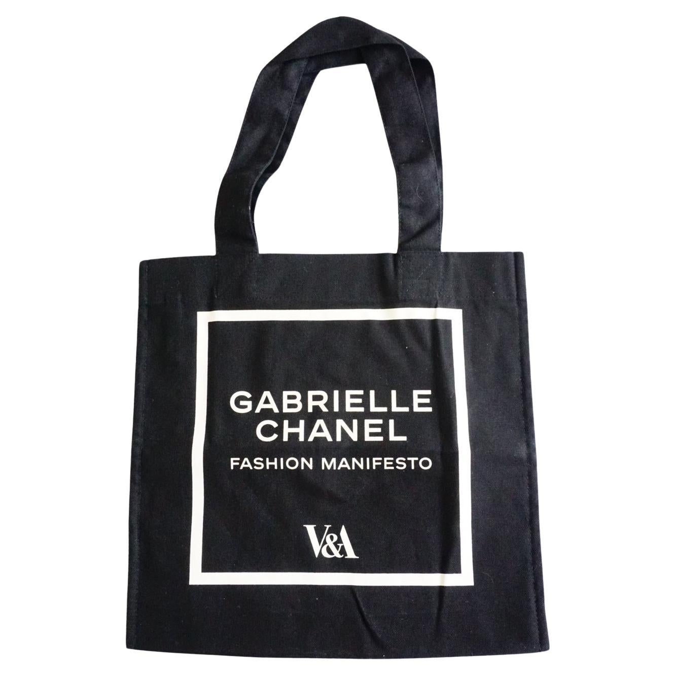 With a design inspired by the chic sophistication of Gabrielle Chanel and her iconic fashions, this tote bag was created to accompany the exhibition, Gabrielle Chanel. Fashion Manifesto at the V&A South Kensington.

Featuring a unique size in the