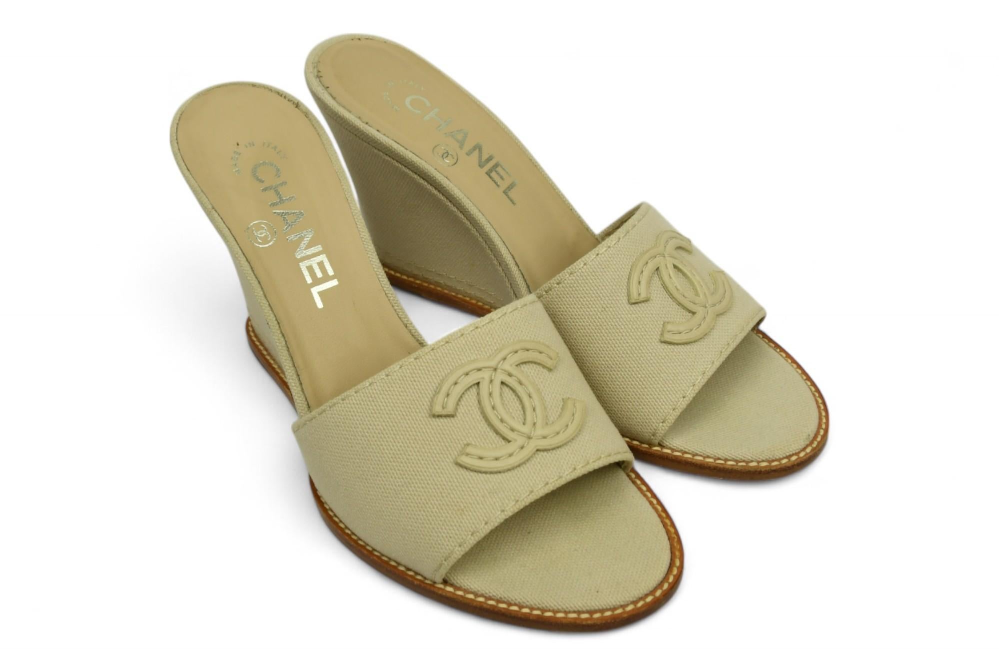 Sandalias de cuña Chanel Natural Canvas CC Logo Slide  US 36 Marrón en venta