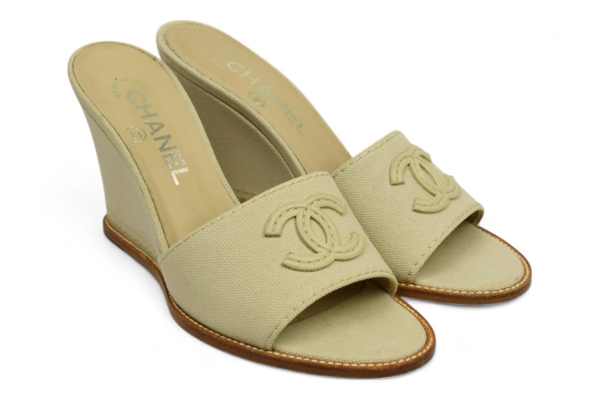 Sandalias de cuña Chanel Natural Canvas CC Logo Slide  US 36 en Excelente estado para la venta en West Hartford, CT
