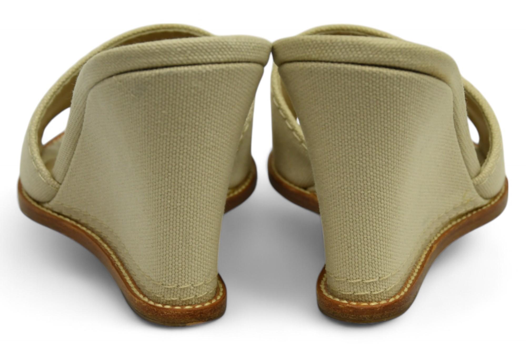 De las mujeres Sandalias de cuña Chanel Natural Canvas CC Logo Slide  US 36 en venta