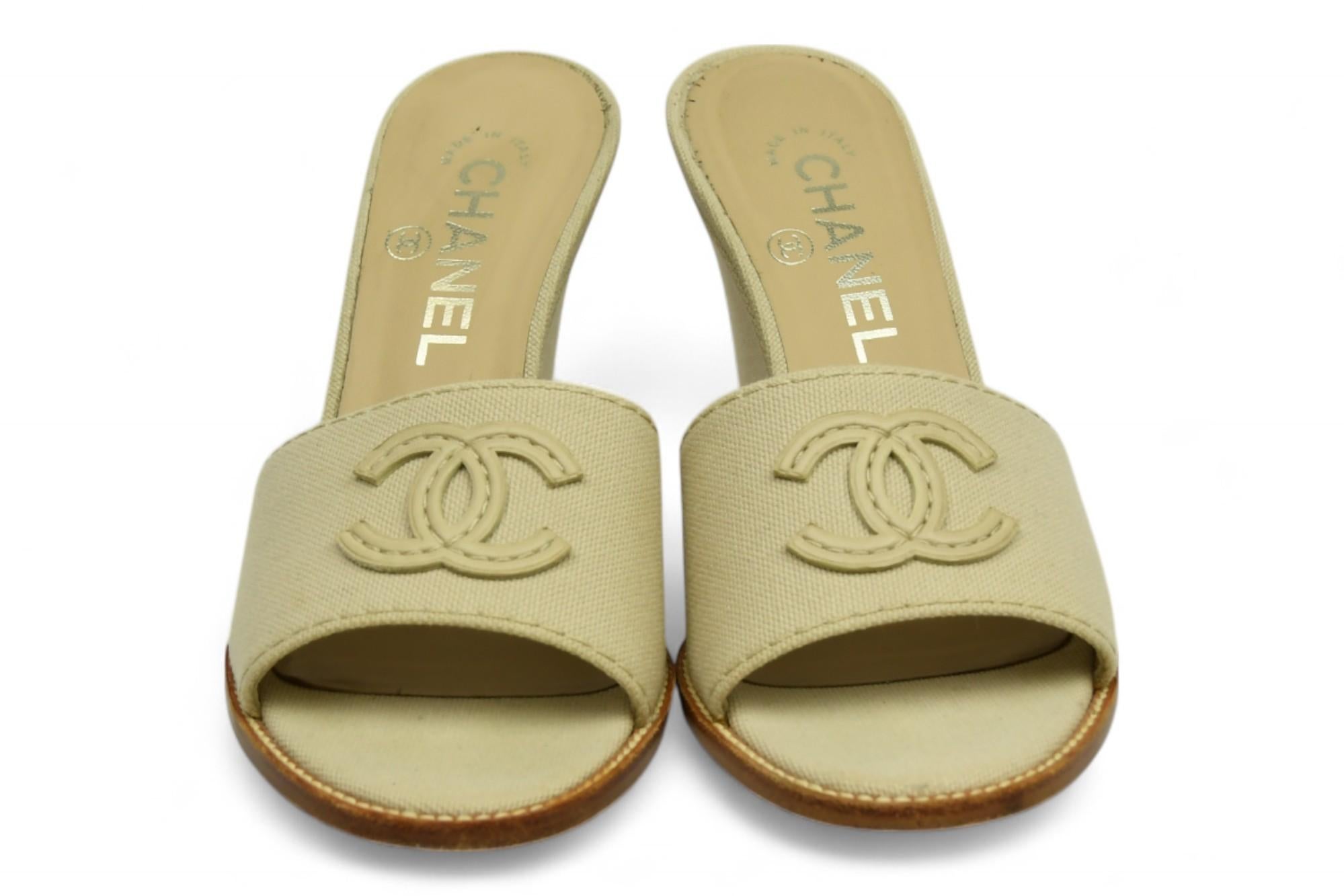 Sandalias de cuña Chanel Natural Canvas CC Logo Slide  US 36 en venta 1