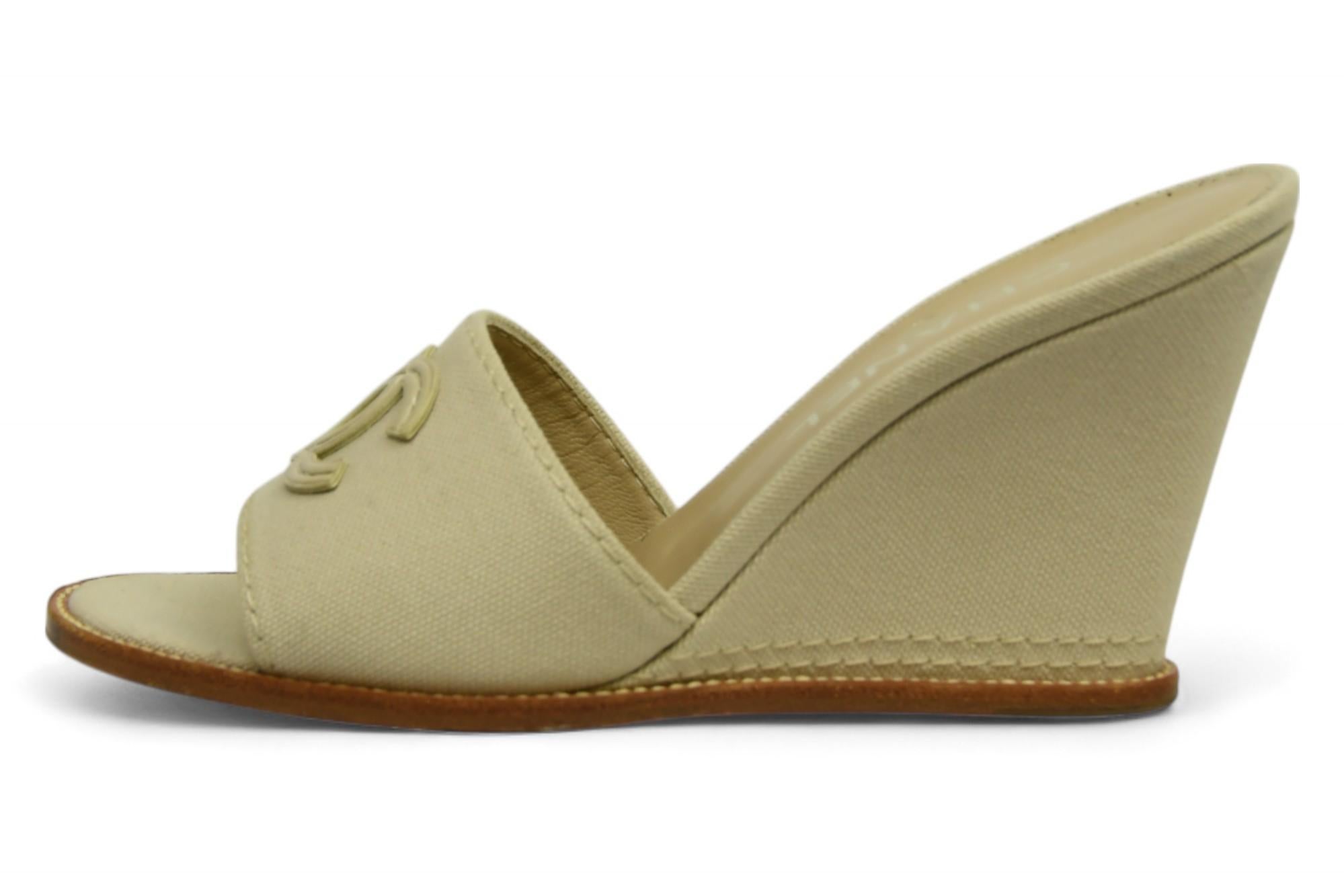 Sandalias de cuña Chanel Natural Canvas CC Logo Slide  US 36 en venta 2