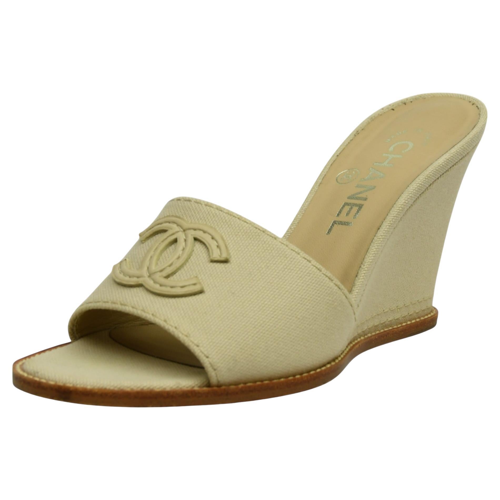Sandalias de cuña Chanel Natural Canvas CC Logo Slide  US 36 en venta