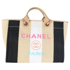 Chanel Natural – Mehrfarbige Tote-Tasche „Deauville“ aus Stroh, Raffia und Kalbsleder mit Streifenmuster, mittelgroß