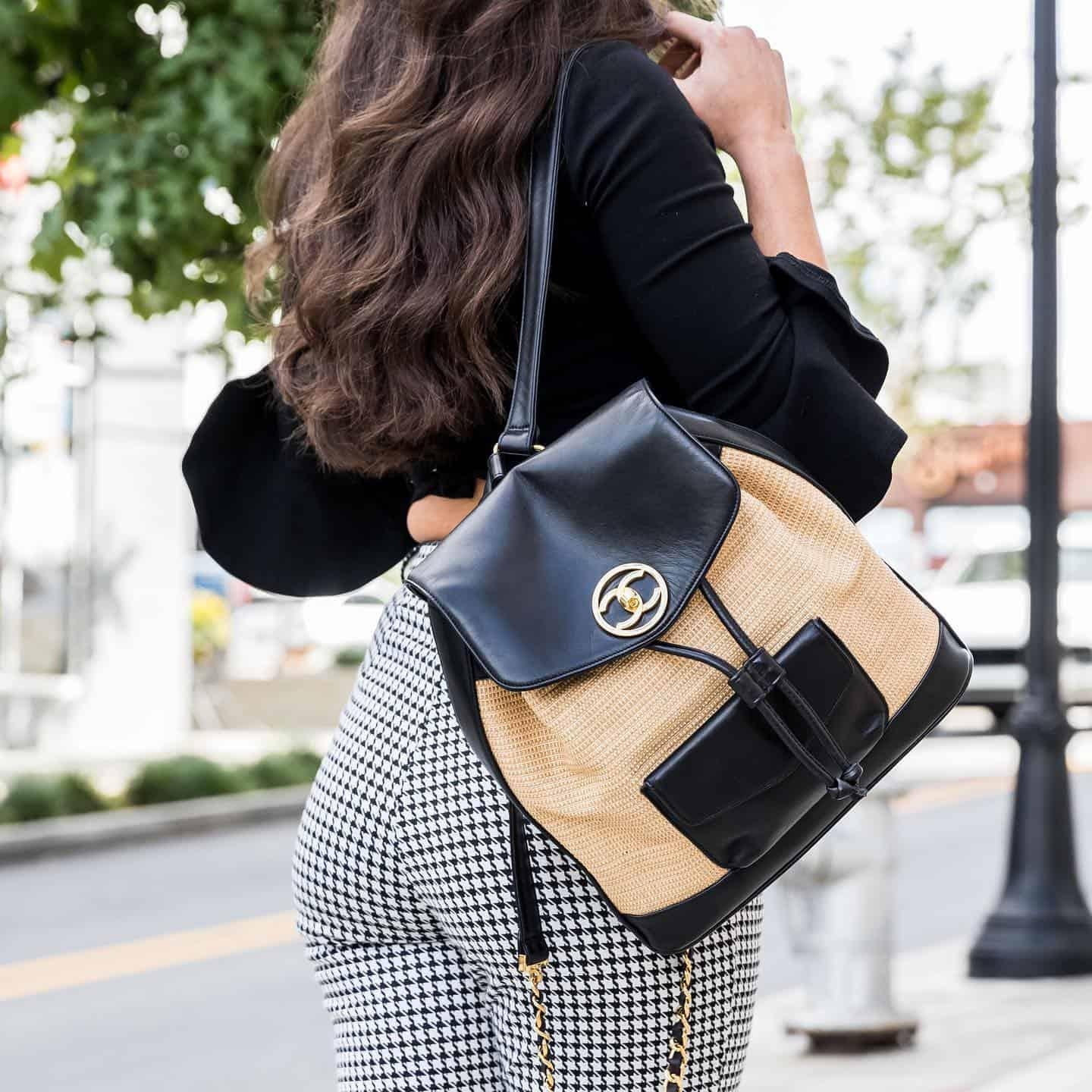 Chanel Rare 90s Vintage Natural Rattan Raffia Rare Black Leather Backpack

Der Rucksack von Chanel aus schwarzem Leder und natürlichem Rattan ist sowohl schick als auch praktisch für den Alltag und die Reise! Details sind Gold-Hardware im gesamten