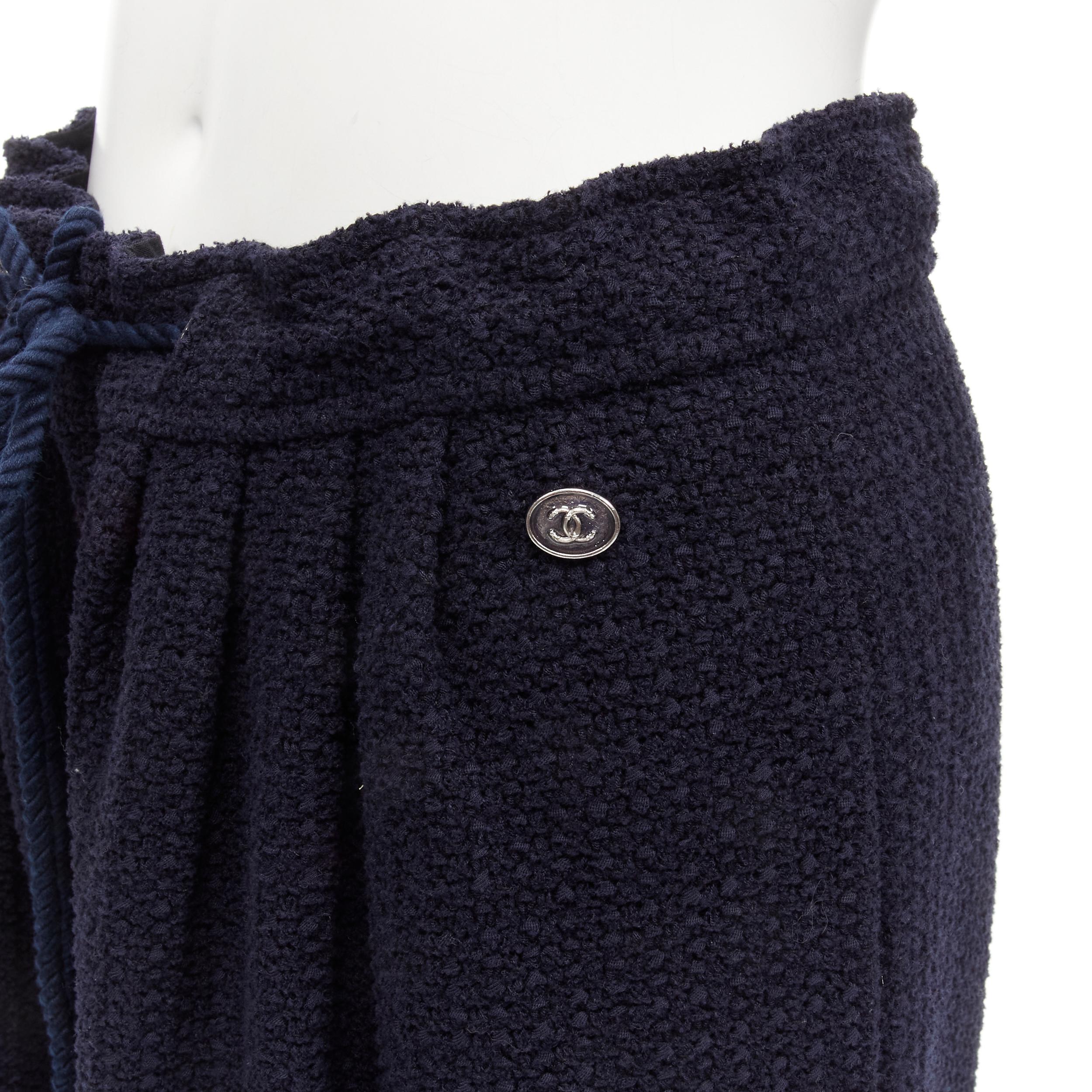 CHANEL nautical navy tweed rope tie drawstring waist wide leg pants FR42 L
Brand: Chanel
Designer: Karl Lagerfeld
Material: Cotton
Color: Navy
Pattern: Solid
Closure: Drawstring
Extra Detail: Signature Chanel cotton tweed. Relaxed wide pleated