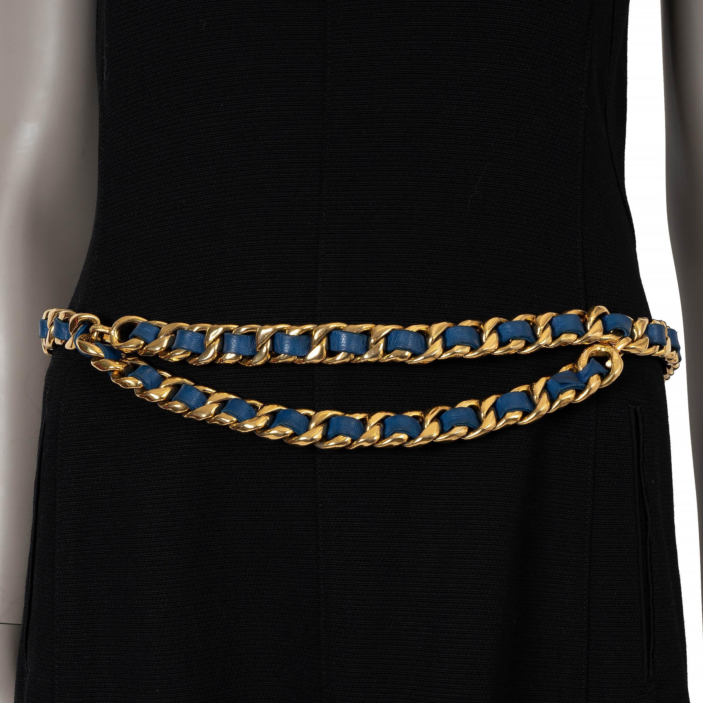 Cette ceinture Chanel vintage 100% authentique en cuir bleu élégant est fabriquée avec du métal doré et une fermeture à crochet pratique pour un ajustement parfait. Accessoire polyvalent, il ajoute sans effort une touche de luxe aux robes, aux