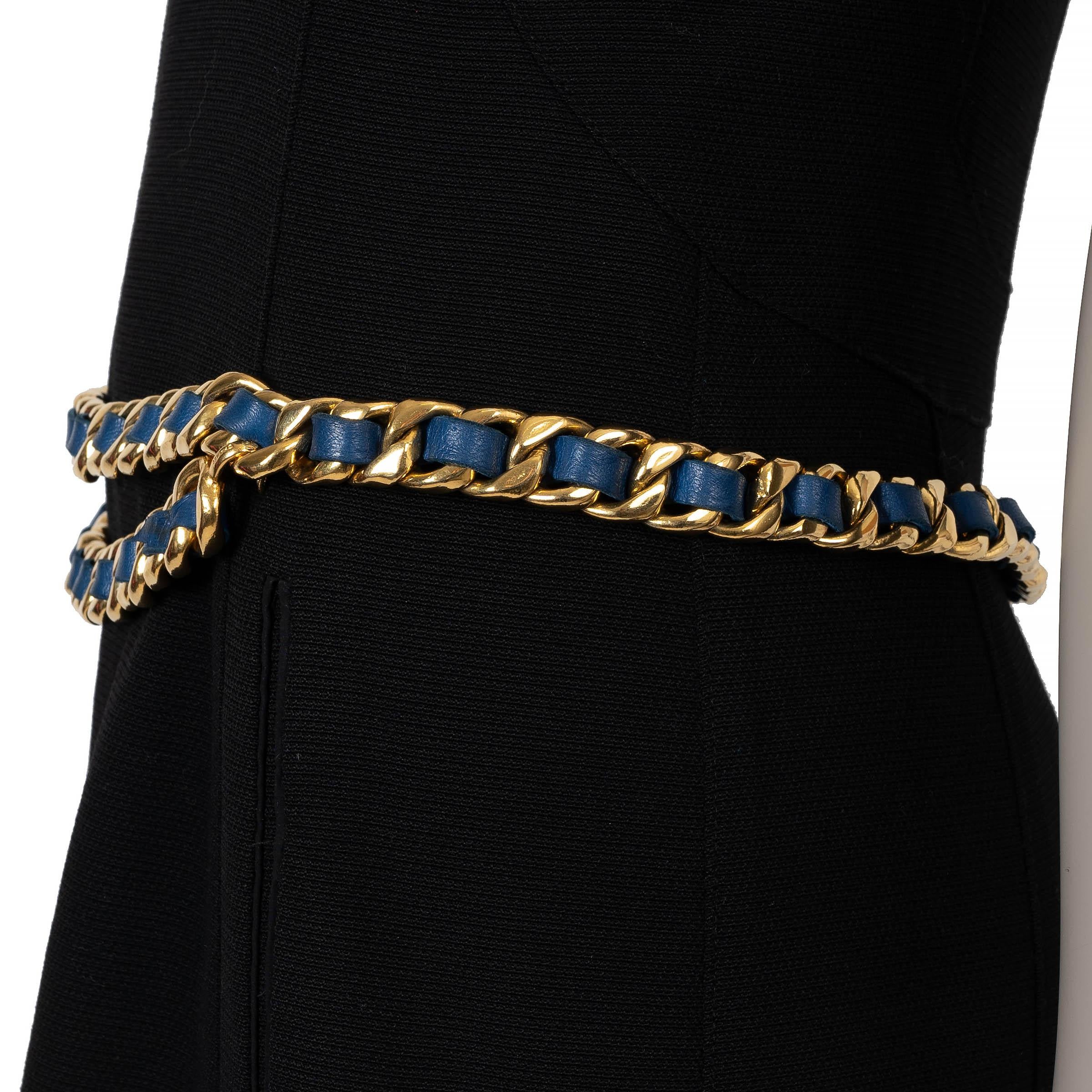 Beige CHANEL bleu marine ceinture cuir et chaine VINTGE 1990 OS en vente