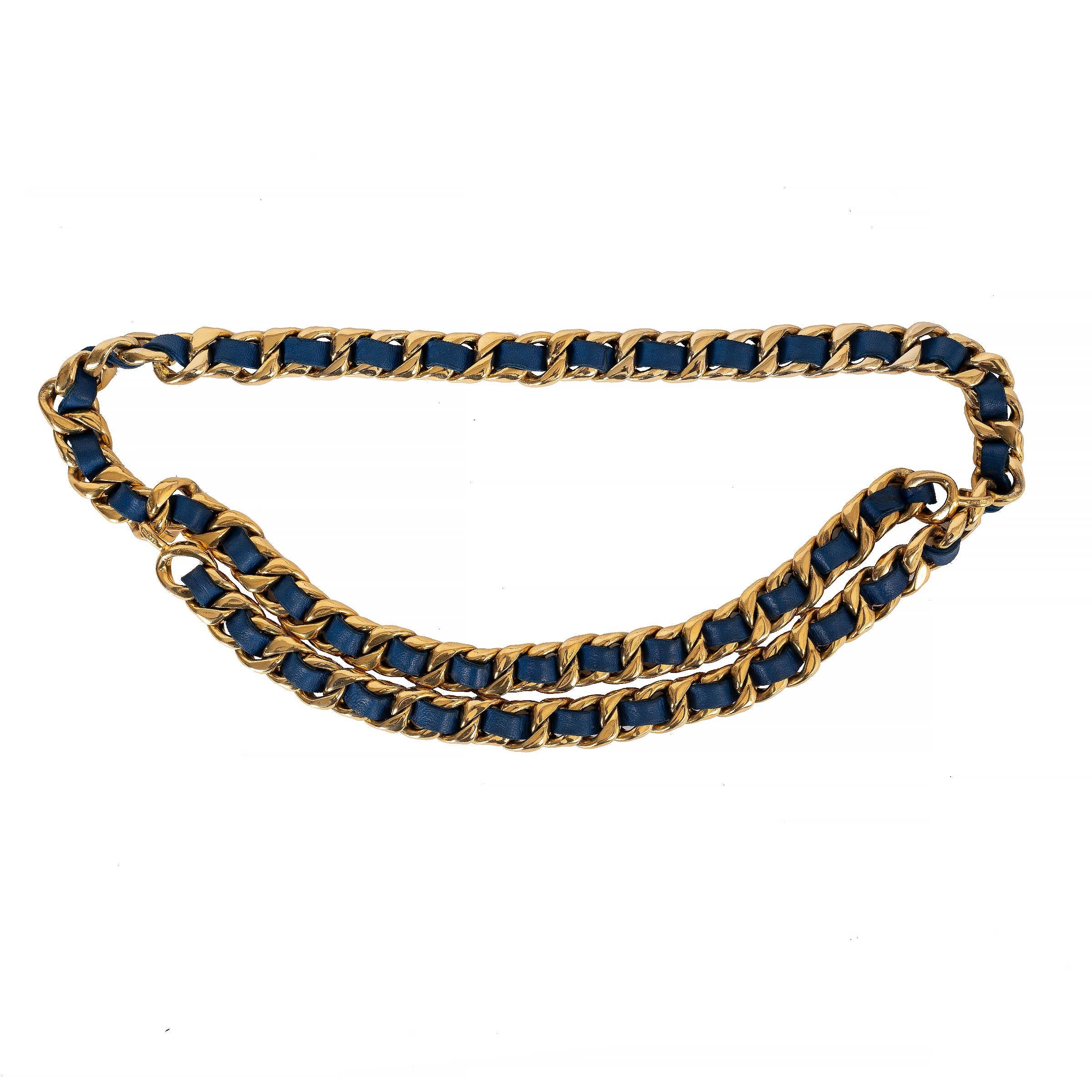 CHANEL bleu marine ceinture cuir et chaine VINTGE 1990 OS en vente