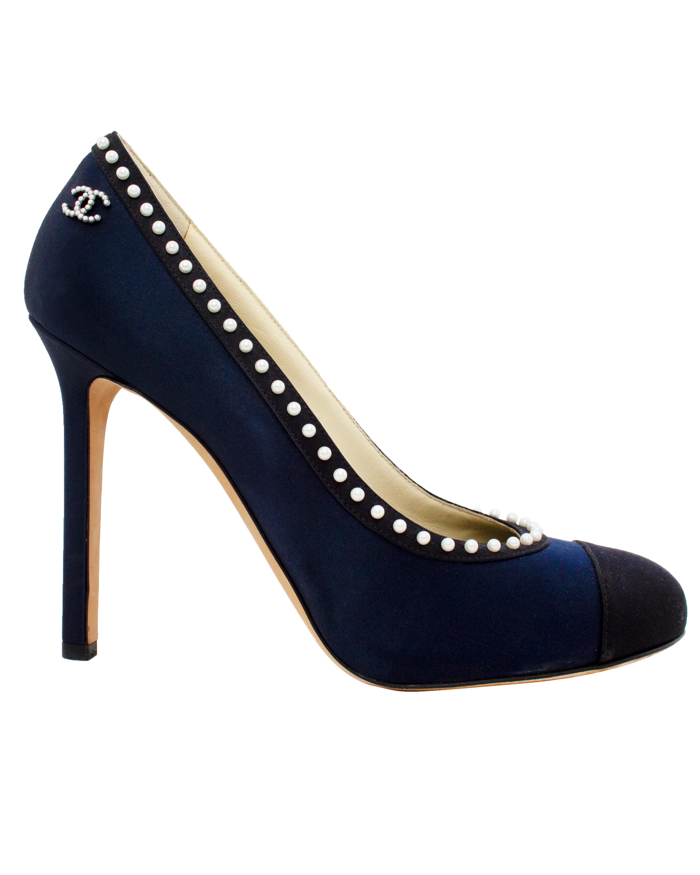 Impresionantes zapatos de noche Chanel de mujer en satén azul marino y negro con perlas. Muy ligeramente desgastado, sin signos de daños o desgaste en la parte superior ni en los talones. Ligeras rozaduras en las suelas indicación de uso quizá una o