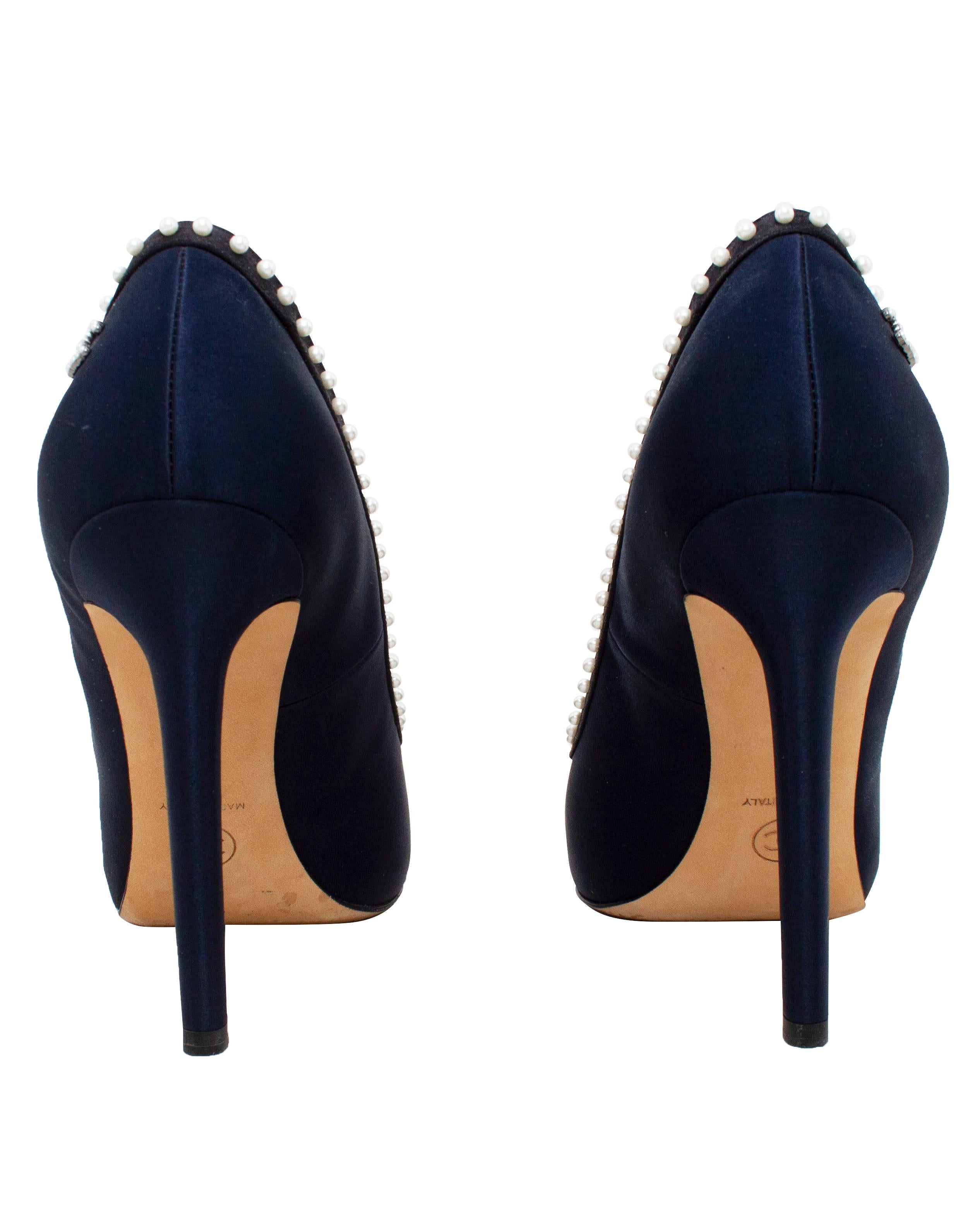 Chanel Zapatos de tacón de noche azul marino y negro con perlas Negro en venta