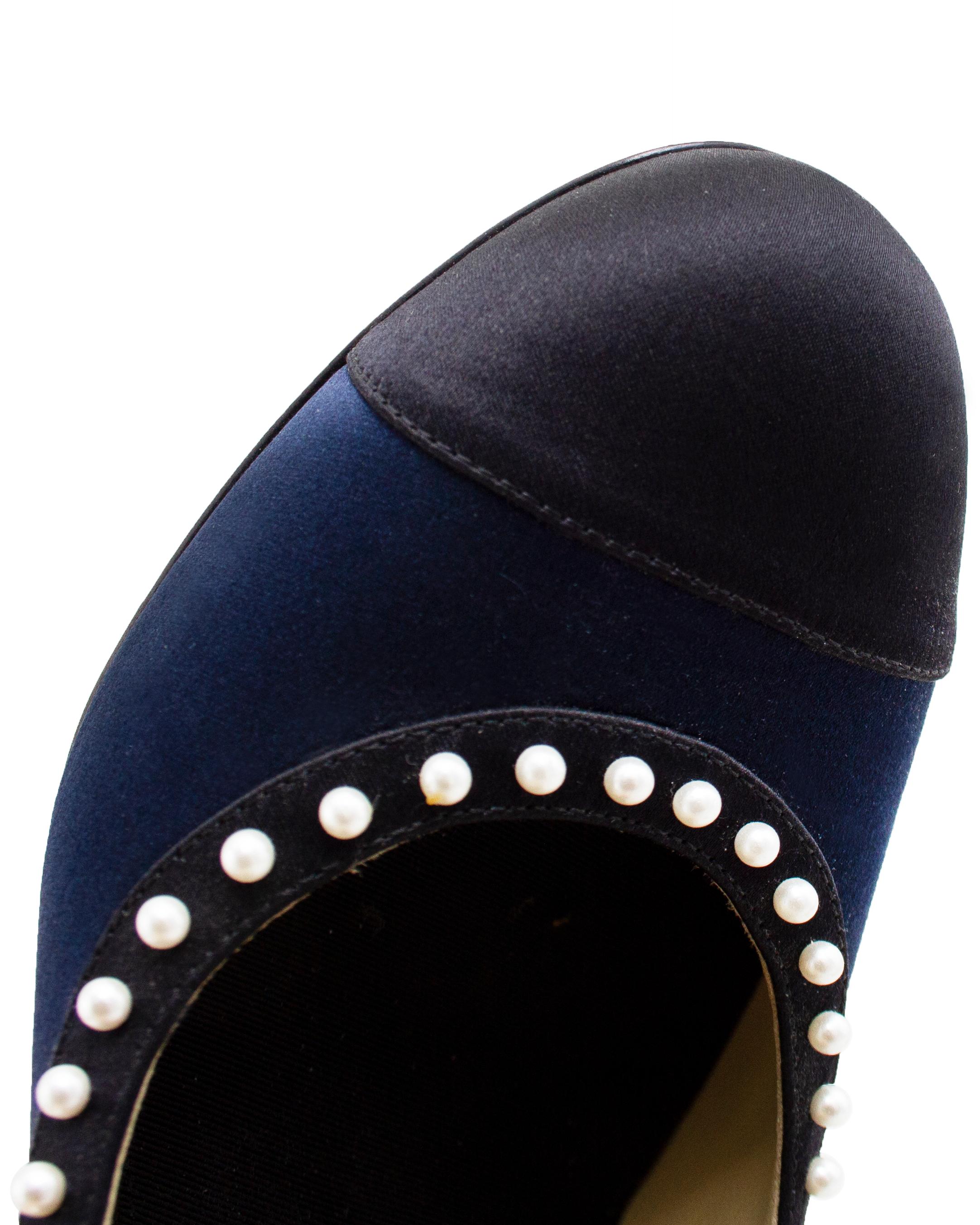 Chanel Zapatos de tacón de noche azul marino y negro con perlas en Bueno estado para la venta en Toronto, Ontario