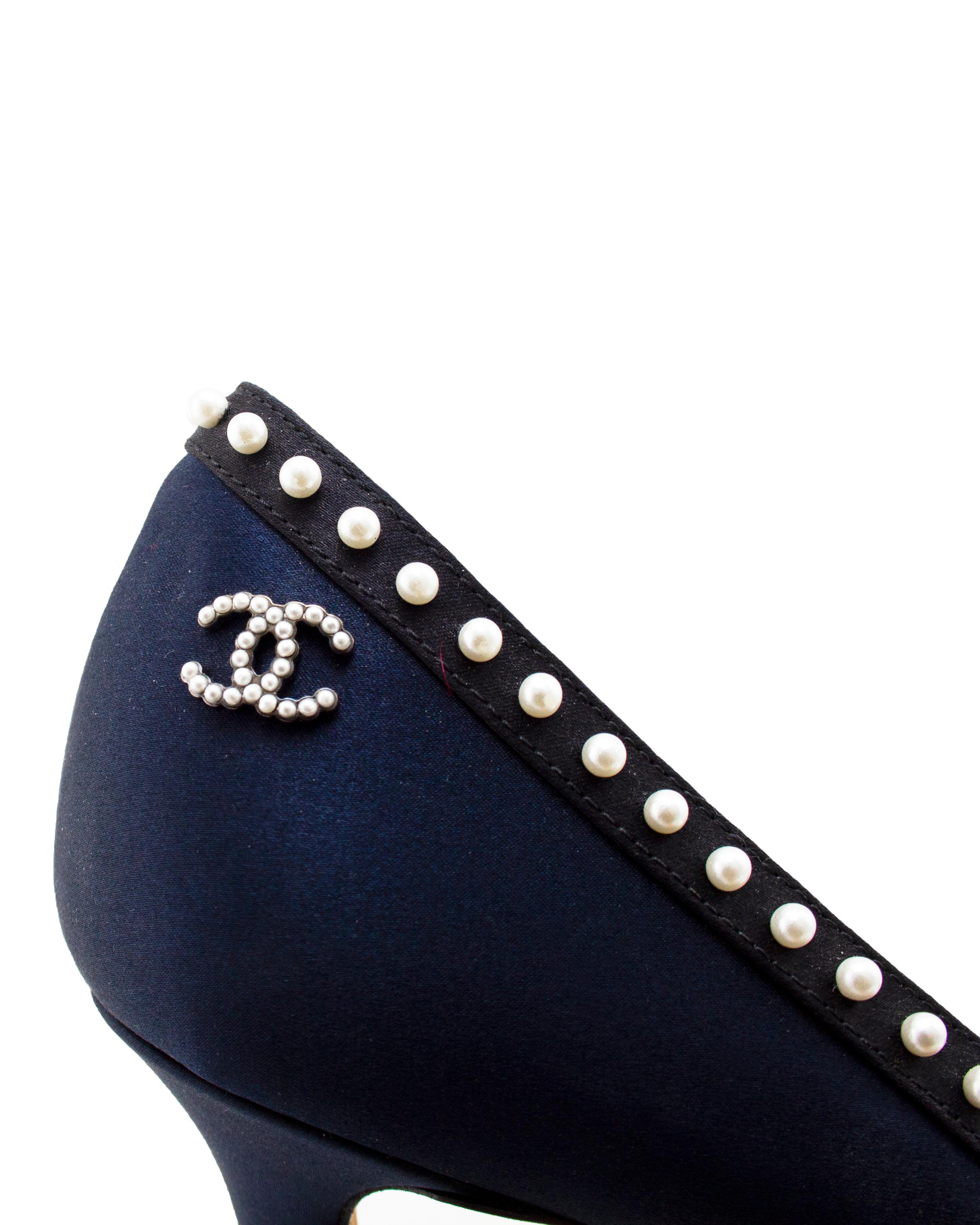 Chanel Zapatos de tacón de noche azul marino y negro con perlas en venta 1