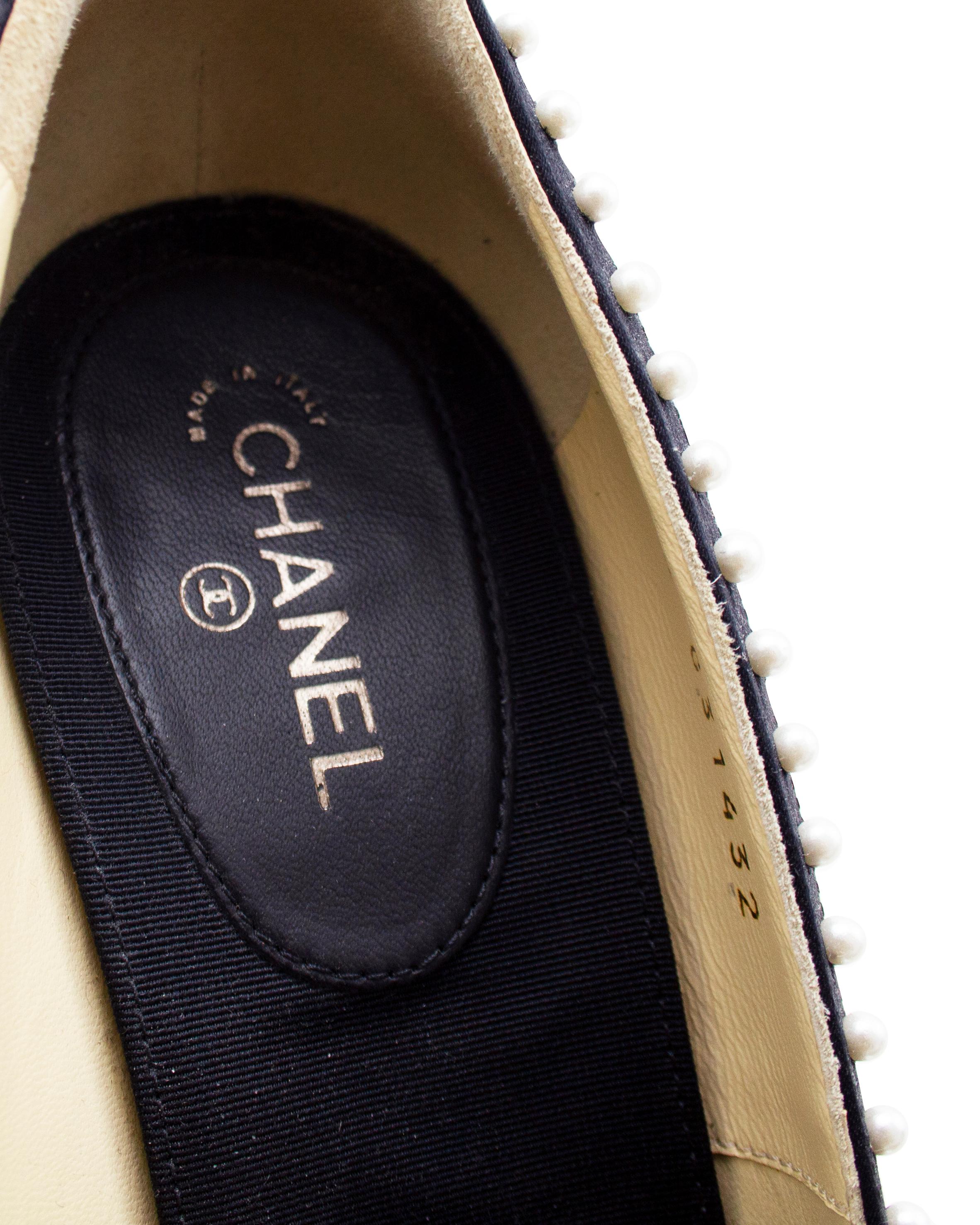 Chanel Zapatos de tacón de noche azul marino y negro con perlas en venta 2