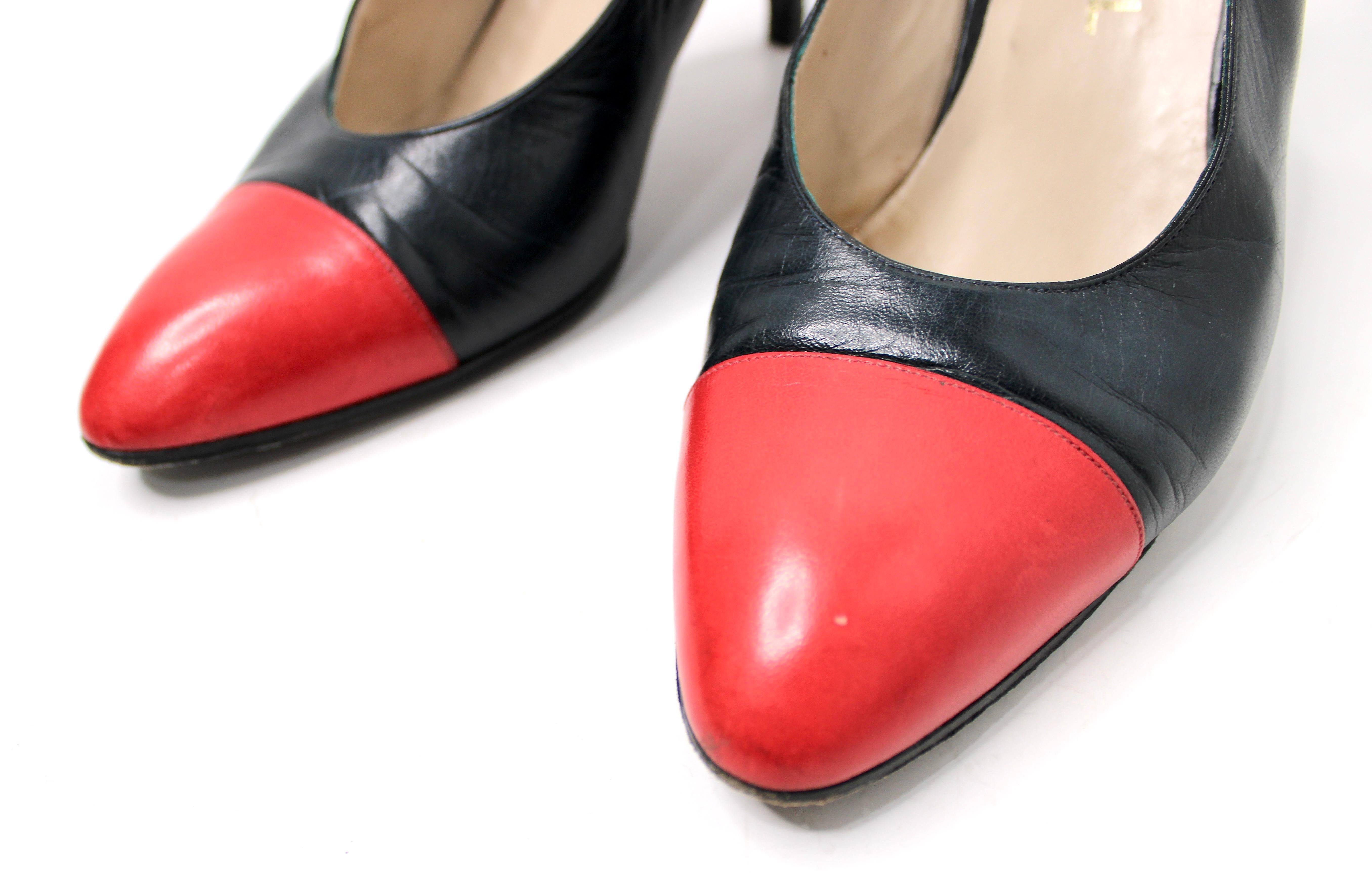 Chanel Zapatos de tacón con puntera de cuero negro y rojo Beige en venta