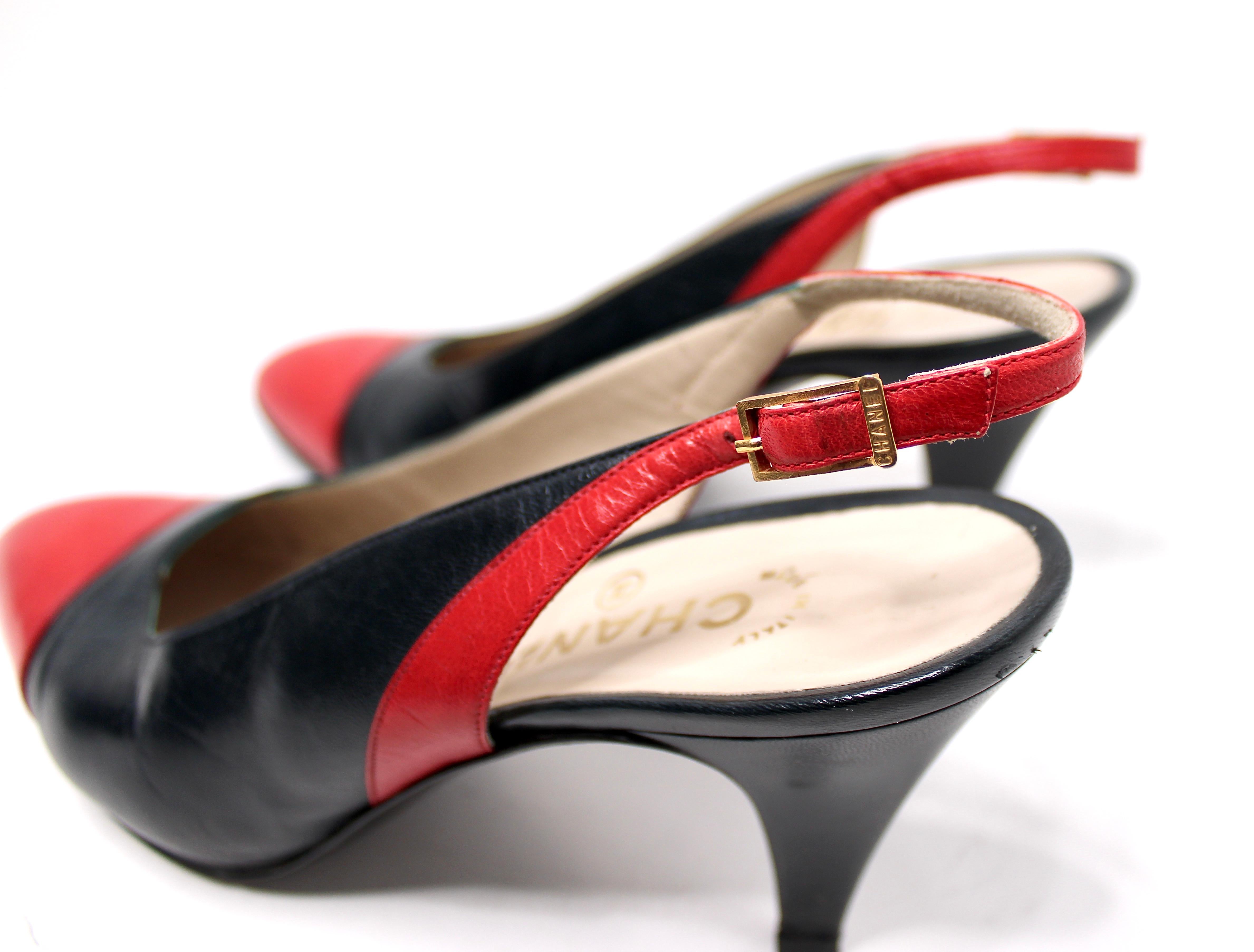 Chanel Zapatos de tacón con puntera de cuero negro y rojo en Bastante bueno estado para la venta en Scottsdale, AZ