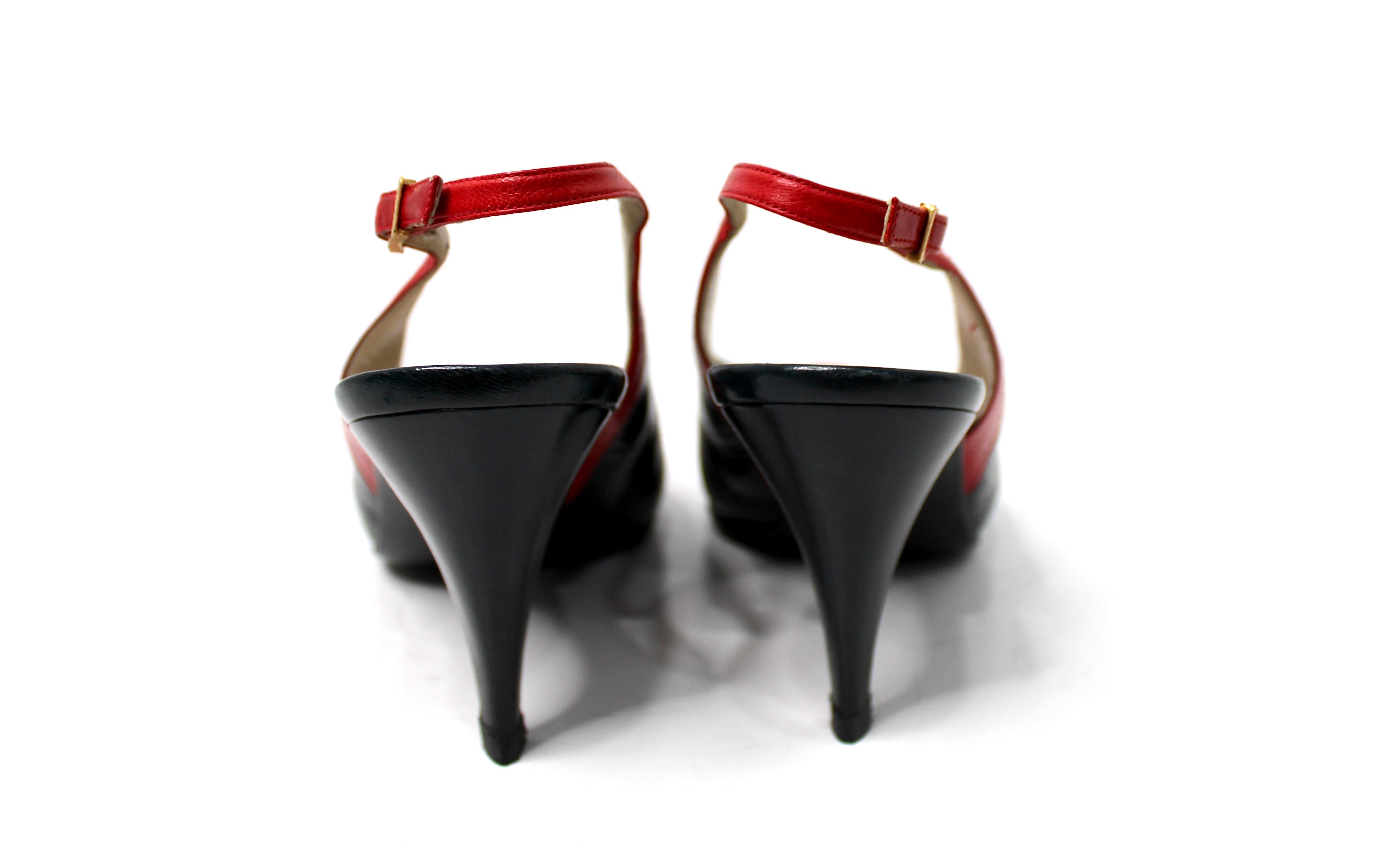 Chanel Zapatos de tacón con puntera de cuero negro y rojo en venta 1