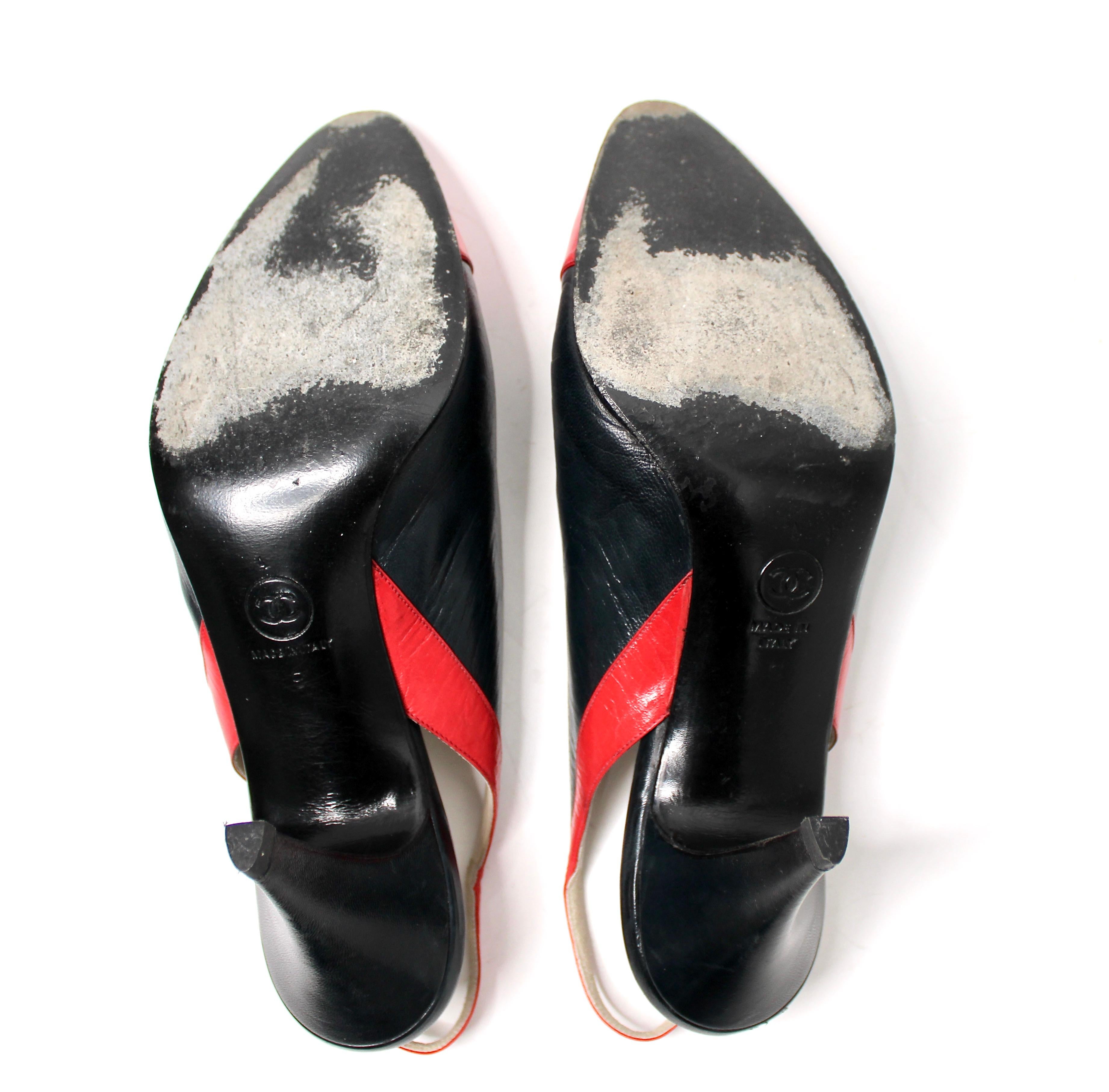 Chanel Zapatos de tacón con puntera de cuero negro y rojo en venta 3