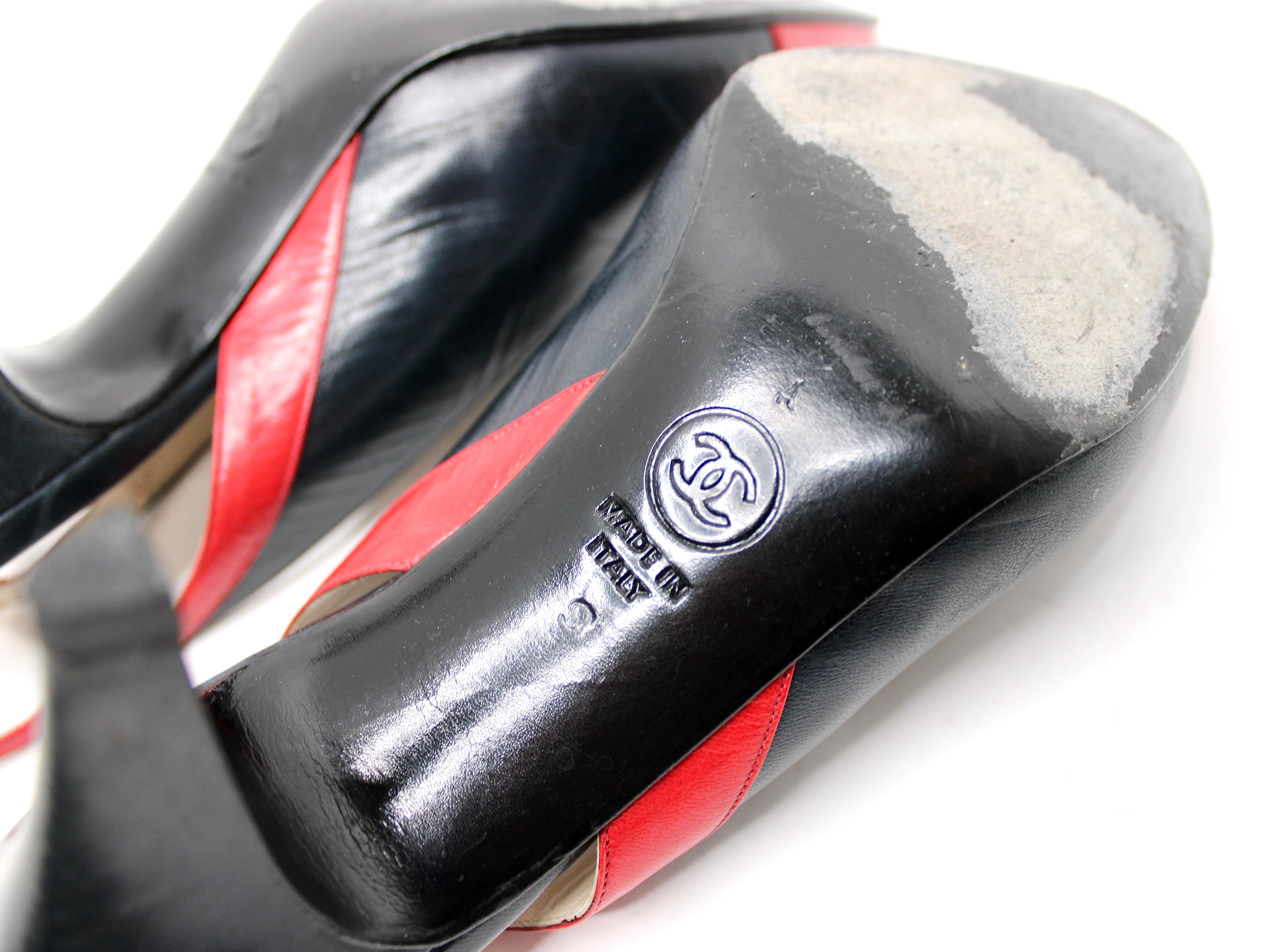 Chanel Zapatos de tacón con puntera de cuero negro y rojo en venta 4