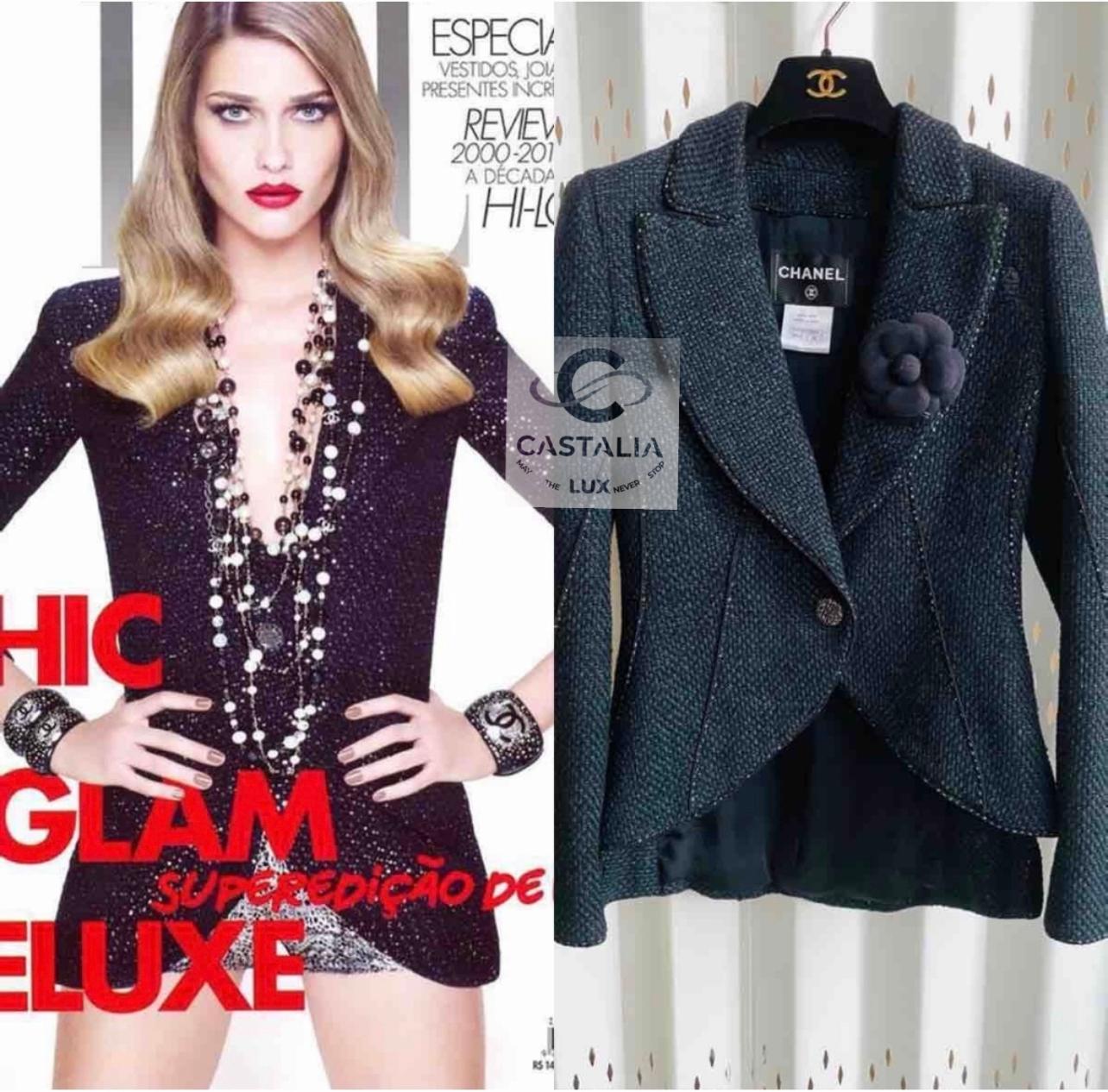 Dall'Atelier A di Lesage, 
questa rara creazione Chanel brilla come la luce di una stella catturata dal tessuto: tweed navy intrecciato con sfuggenti fili verdi, i cui bagliori si muovono come se fossero vivi.

// Taglia 38 FR / Condit: mai