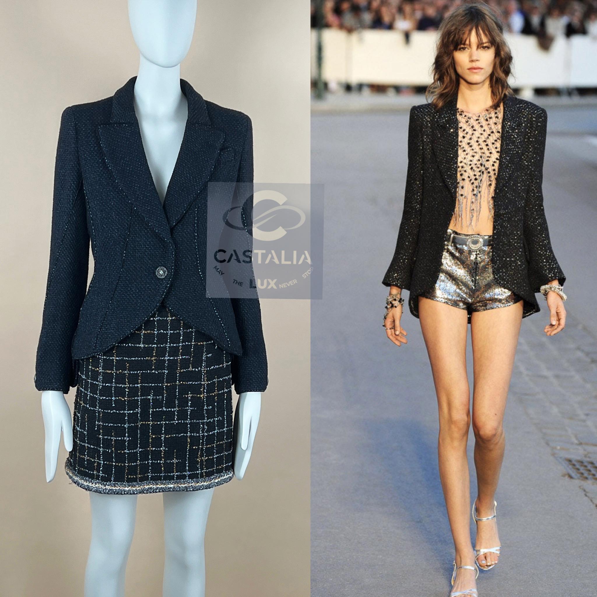 CHANEL - Giacca in tweed Lesage scintillante nera e marina
~ Dall'Atelier A di Lesage,
questa rara creazione Chanel brilla come la luce di una stella catturata dal tessuto: tweed navy intrecciato con sfuggenti fili verdi, i cui bagliori si muovono