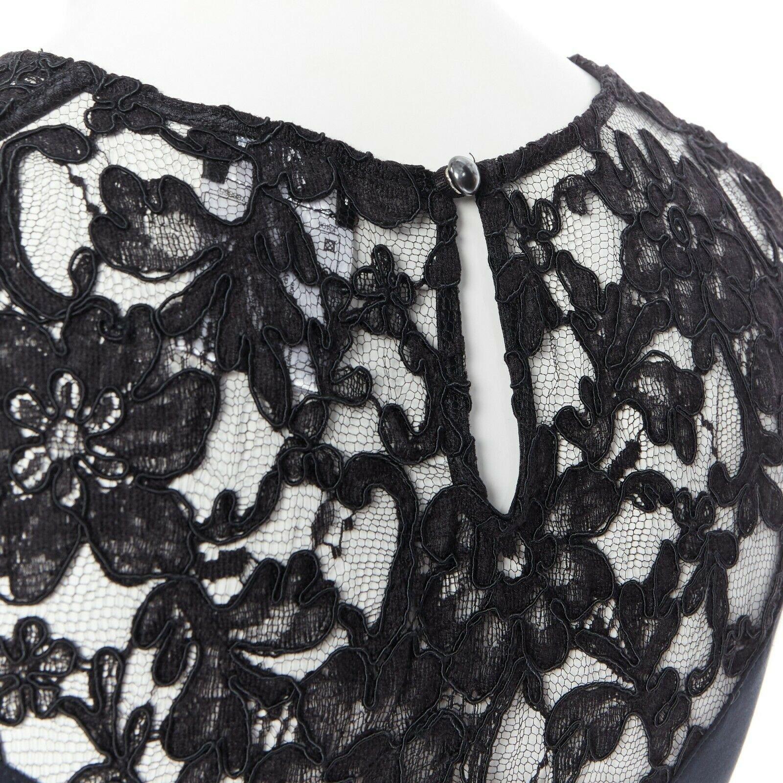 CHANEL top senza maniche in pizzo nero blu navy 100% cotone con scollo a illusione FR36 
Riferimento: LNKO/A01146 
Marchio: Chanel 
Designer: Karl Lagerfeld 
Materiale: Cotone 
Colore: blu 
Modello: Tinta unita 
Dettaglio extra: Top con scollo a