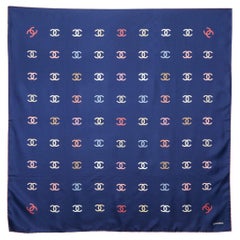 Chanel - Écharpe carrée en soie imprimée CC bleu marine sur toute sa surface
