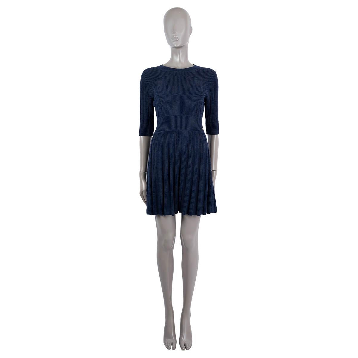 100% authentique Chanel robe texturée évasée en tricot côtelé bleu marine en alpaga (67%) et laine (33%) - veuillez noter que l'étiquette de contenu est manquante. Il est doté de manches courtes et d'une bande de taille avec bouton logo. Non doublé.