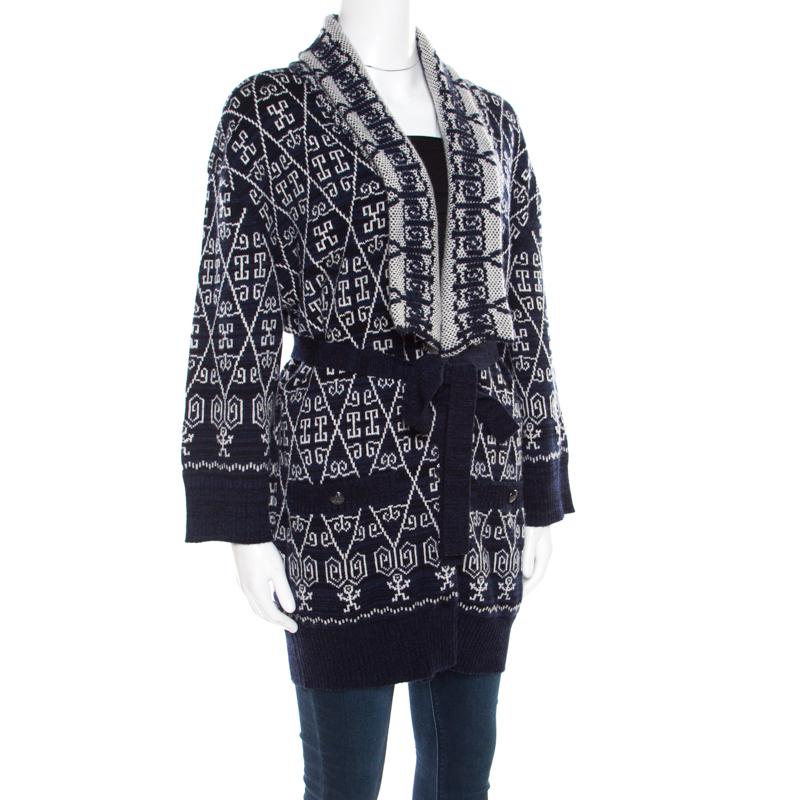 Constructed in a relaxed way with patterns all over, this cashmere cardigan from Chanel's Resort 2014 collection is splendid. It has a buttoned front, pockets and a belt for added style. Complete with long sleeves, the cardigan will look great on