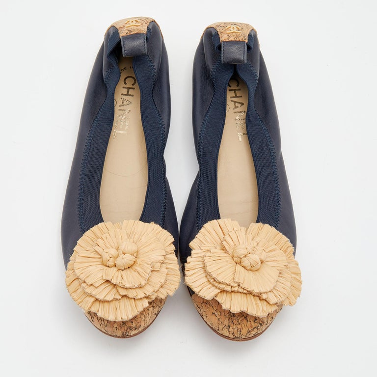 Chanel Navy Blue/Beige Leather and Straw Camellia Ballet Flats Size 38 For  Sale at 1stDibs