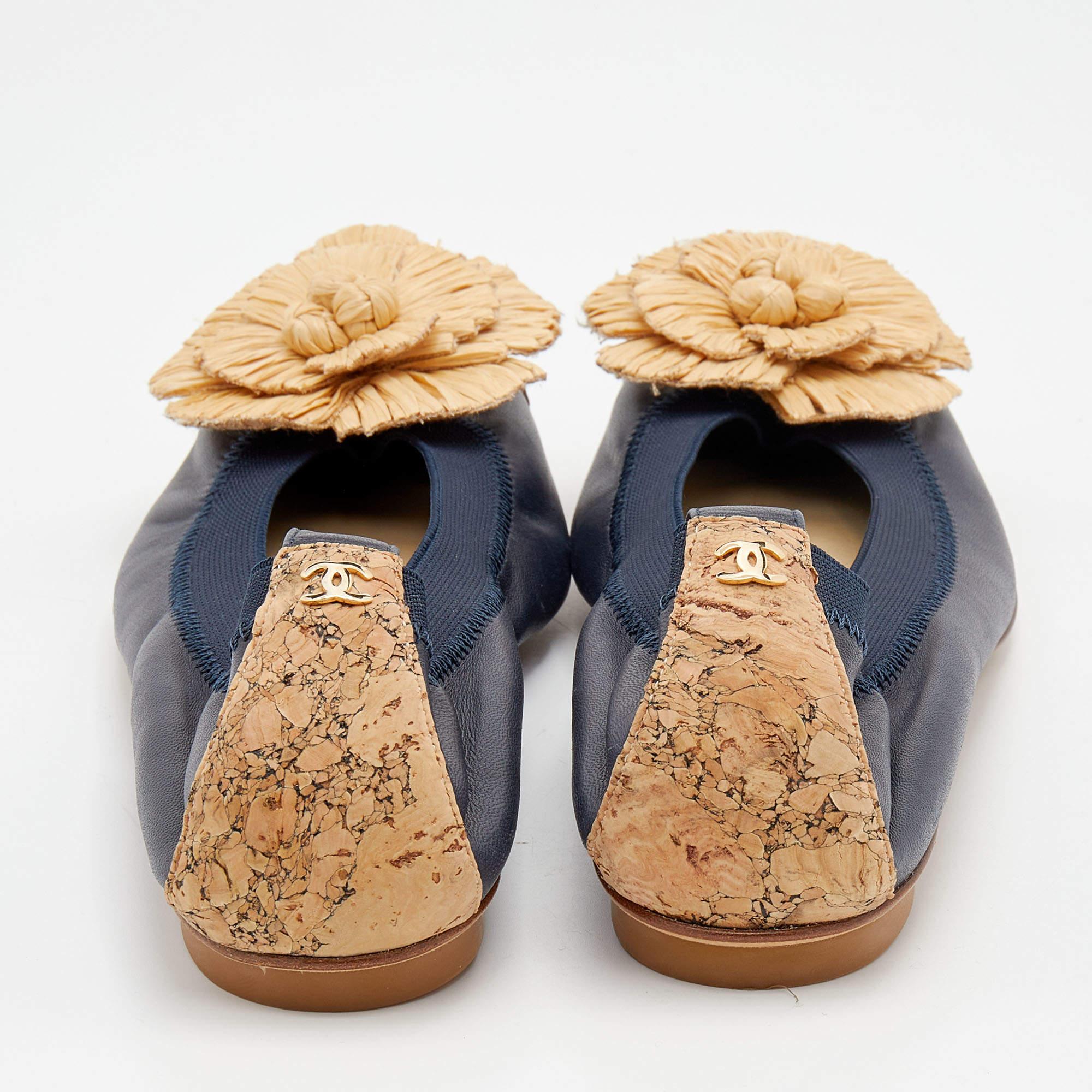 Chanel Navy Blue/Beige Leather and Straw Camellia Ballet Flats Size 38 In Good Condition For Sale In Dubai, Al Qouz 2