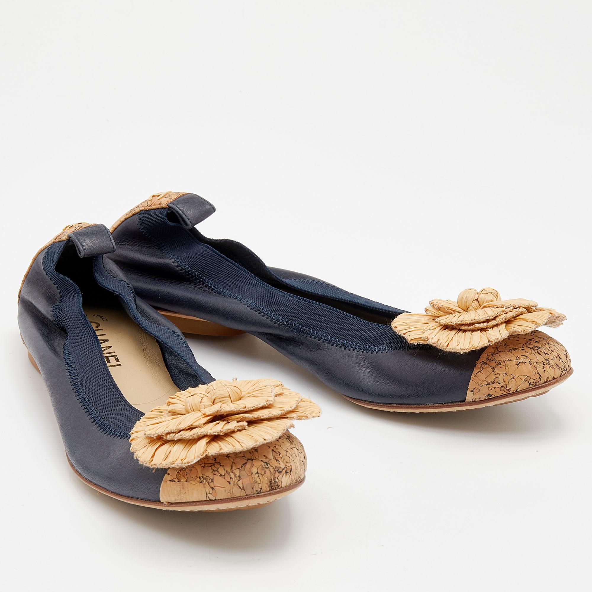 Black Chanel Navy Blue/Beige Leather and Straw Camellia Ballet Flats Size 38 For Sale