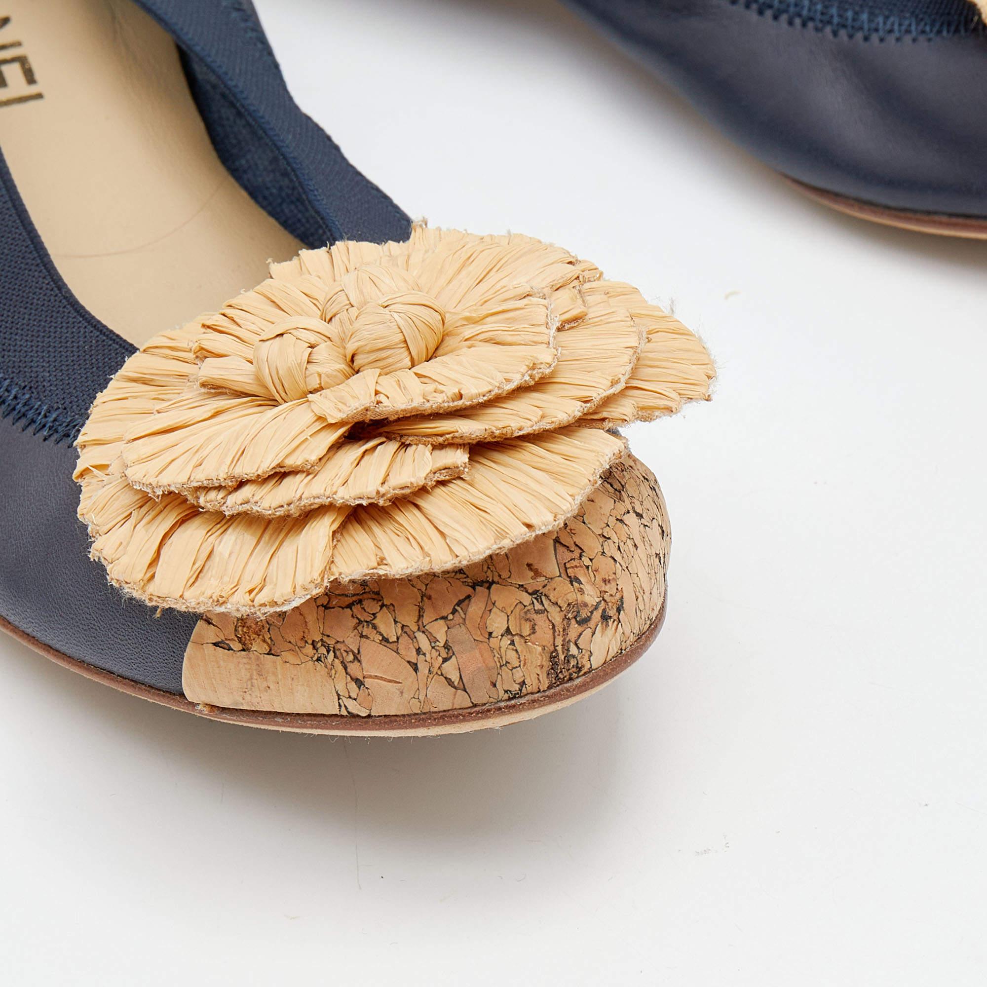 Women's Chanel Navy Blue/Beige Leather and Straw Camellia Ballet Flats Size 38 For Sale