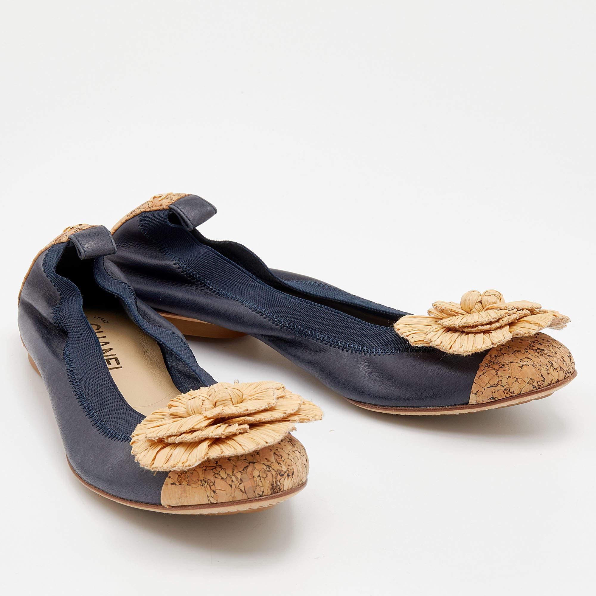 Chanel Navy Blue/Beige Leather and Straw Camellia Ballet Flats Size 38 For Sale 3