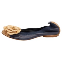 Chanel Ballerines Camellia bleu marine/beige en cuir et paille, taille 38