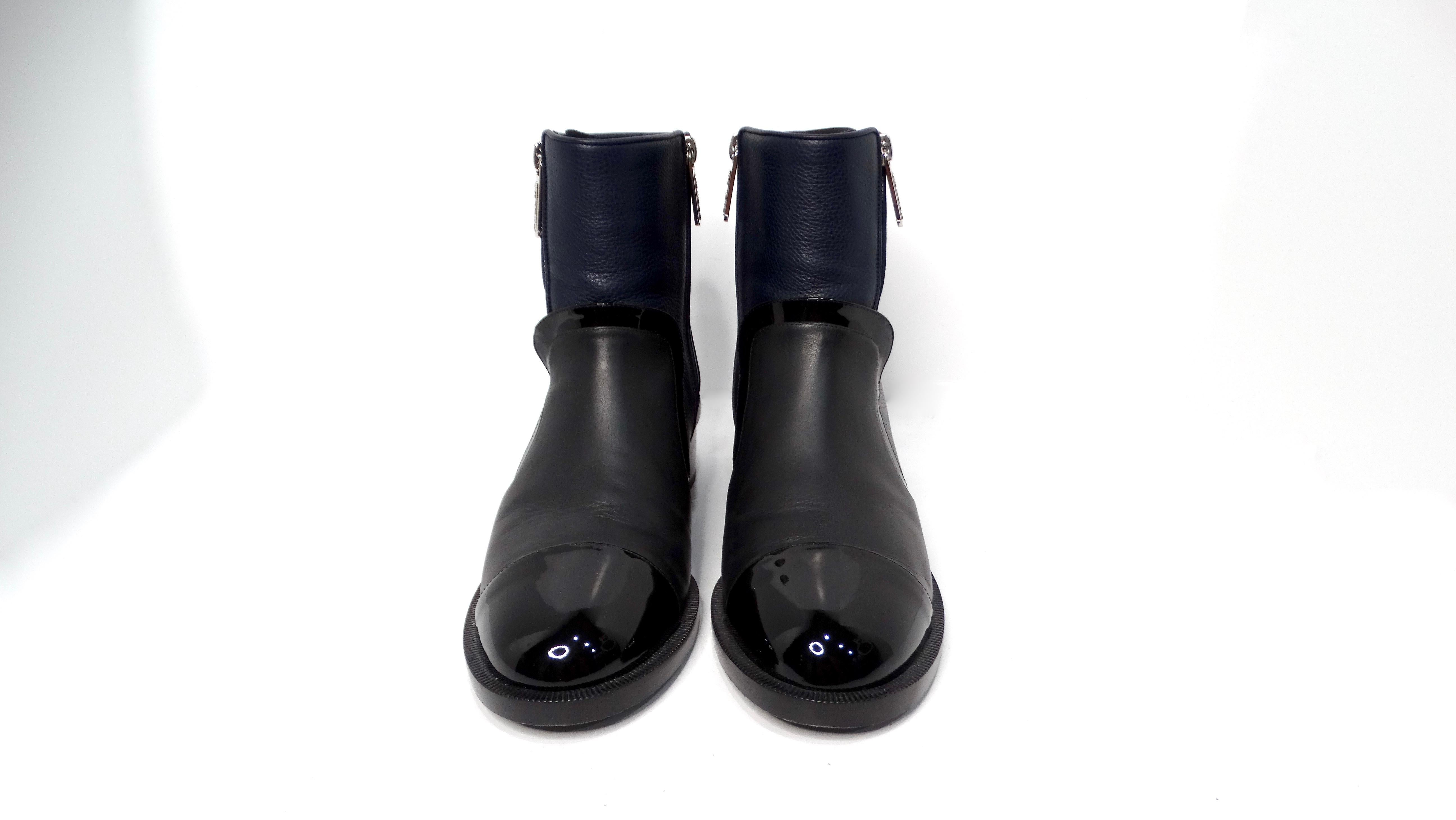 Chanel Navy Blue & Black Leather Interlocking CC Logo Ankle Boots In Good Condition For Sale In Scottsdale, AZ
