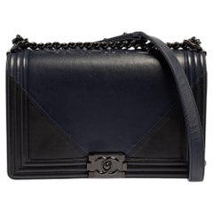 CHANEL Boy Velvet Clutch Bag Dark blue ref.199973 - Joli Closet