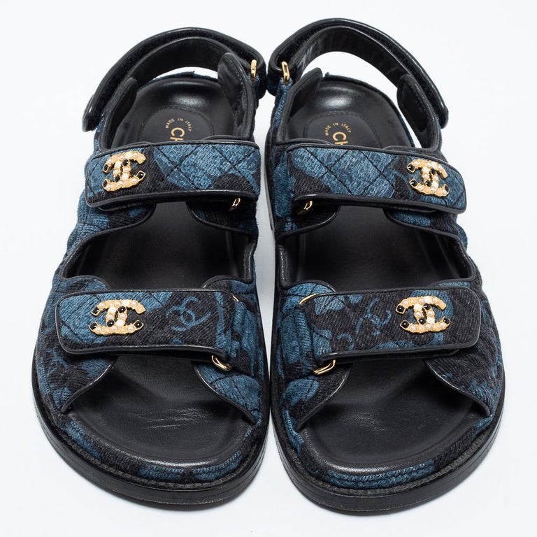 Sandales plates Chanel en denim bleu marine/noir imprimé avec logo CC,  taille 37 sur 1stDibs | sandale plate chanel