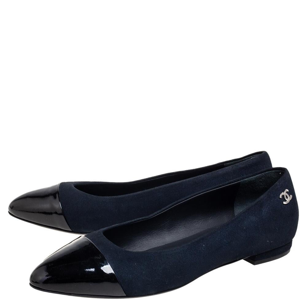 Chanel Navy Blue/Black Suede and Patent Leather CC Cap Toe Ballet Flats Size 38 In Good Condition In Dubai, Al Qouz 2