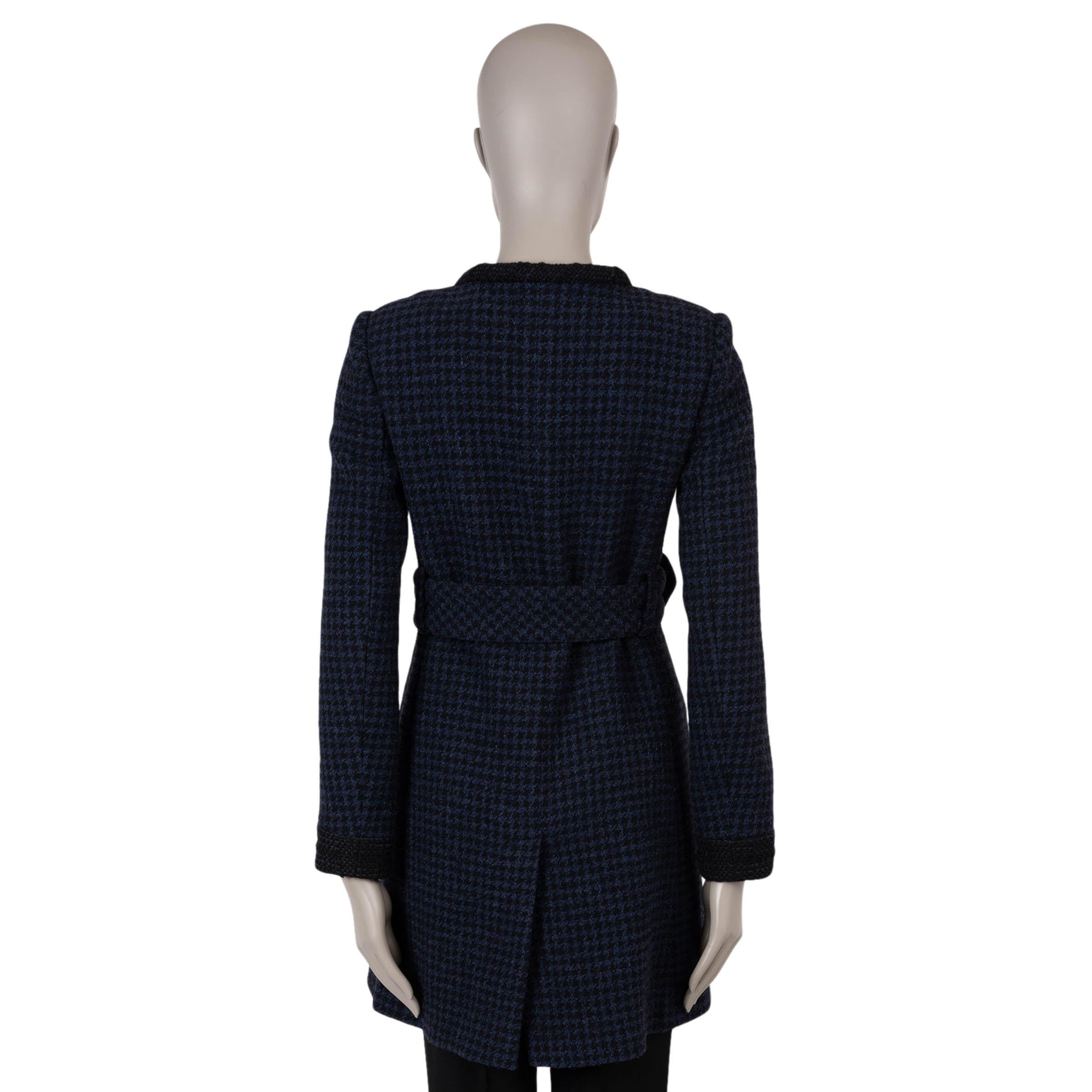 Black CHANEL navy blue & black wool 17P BELTED HOUNDSTOOTH TWEED Coat Jacket 36 XS For Sale