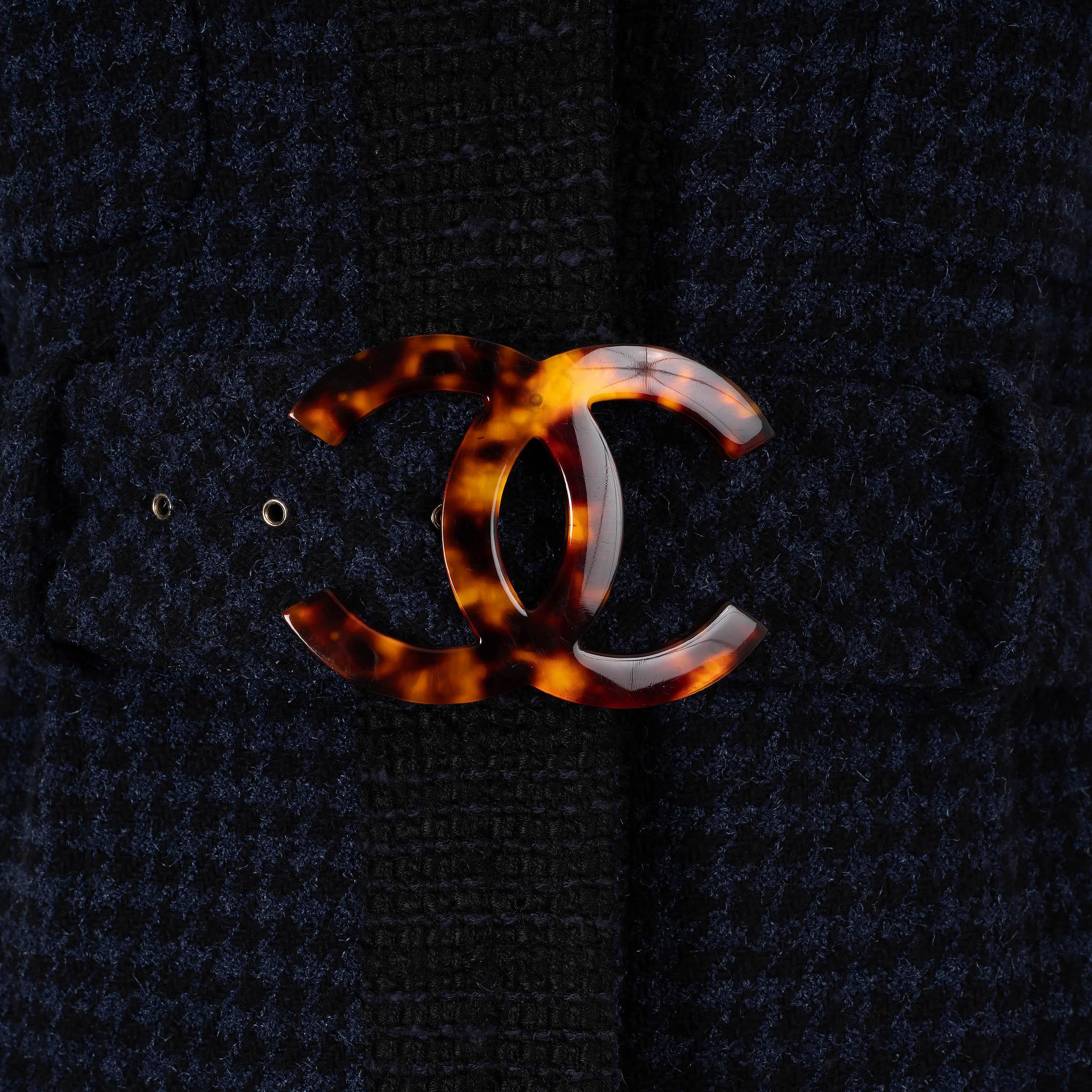 CHANEL navy blue & black wool 17P BELTED HOUNDSTOOTH TWEED Coat Jacket 36 XS For Sale 2
