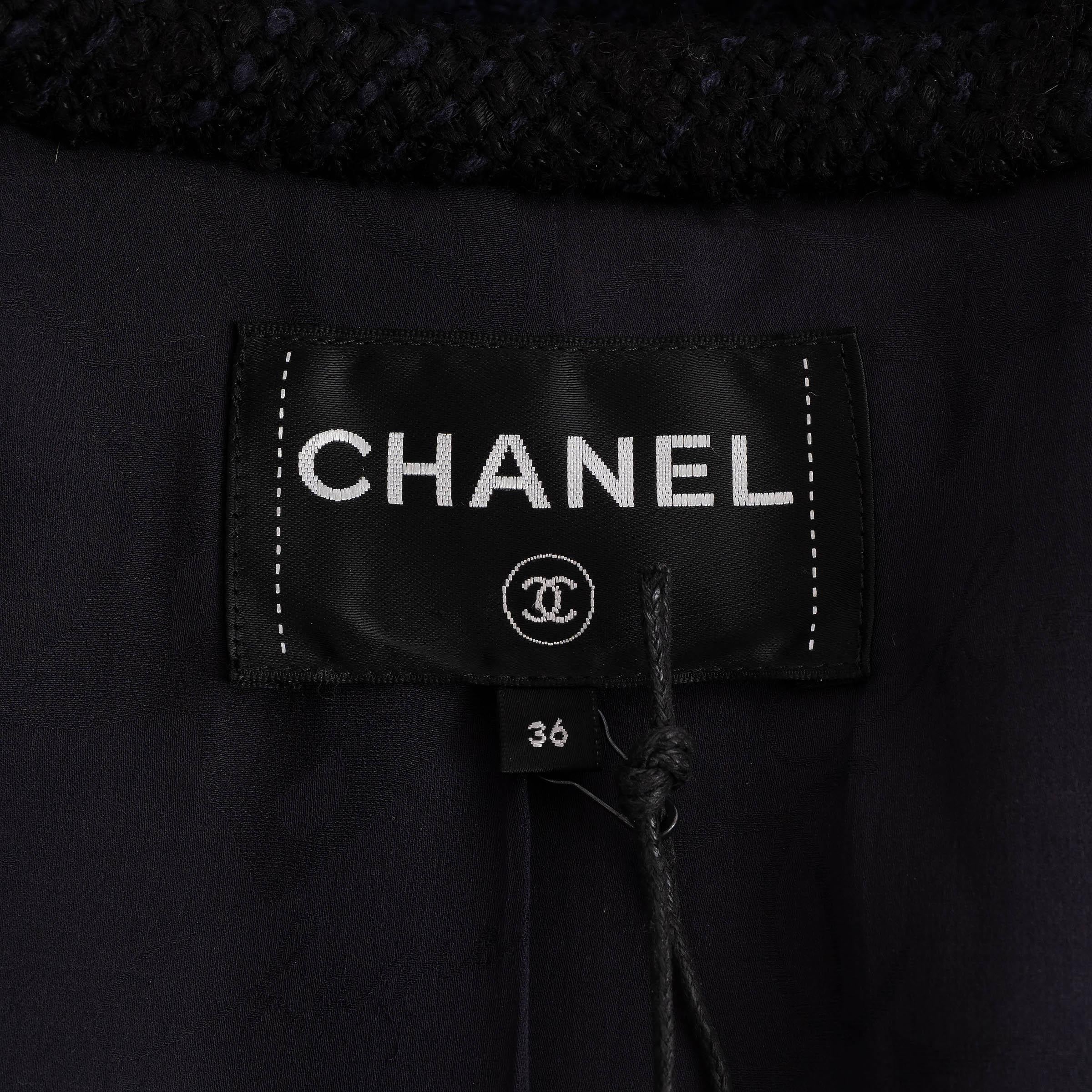 CHANEL navy blue & black wool 17P BELTED HOUNDSTOOTH TWEED Coat Jacket 36 XS For Sale 3